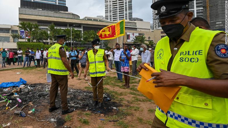Người biểu t&igrave;nh đốt ph&aacute; h&agrave;ng chục ng&ocirc;i nh&agrave; của ch&iacute;nh trị gia Sri Lanka - Ảnh 2.