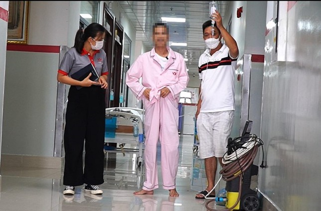 Điều kỳ diệu gì làm người đàn ông 13 năm liệt giường giờ đứng lên được?
