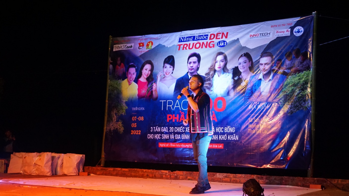 Diễn giả - MC Thi Thảo c&ugrave;ng ca sỹ Kyo York đồng h&agrave;nh trong chương tr&igrave;nh thiện nguyện tại Gia Lai - Ảnh 3.