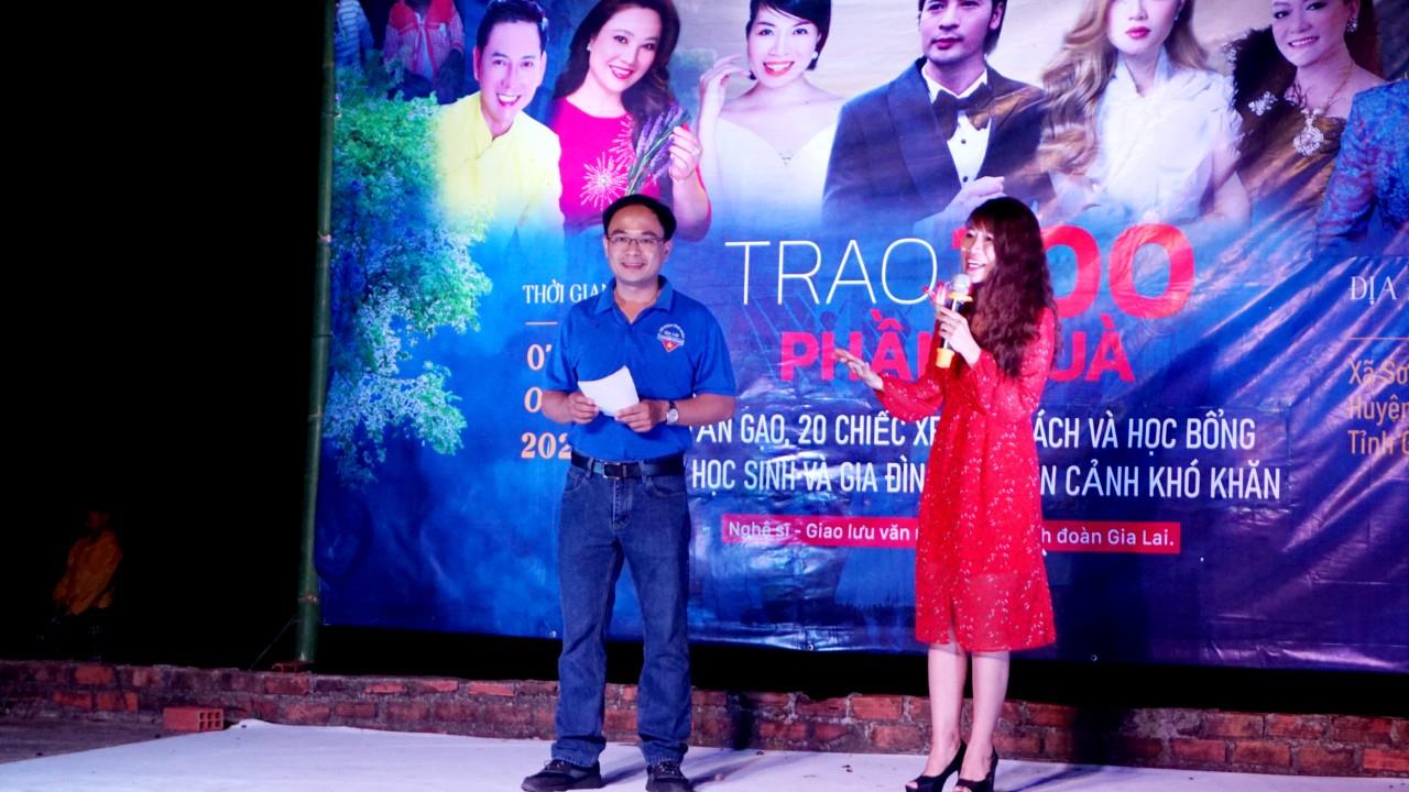 Diễn giả - MC Thi Thảo c&ugrave;ng ca sỹ Kyo York đồng h&agrave;nh trong chương tr&igrave;nh thiện nguyện tại Gia Lai - Ảnh 5.