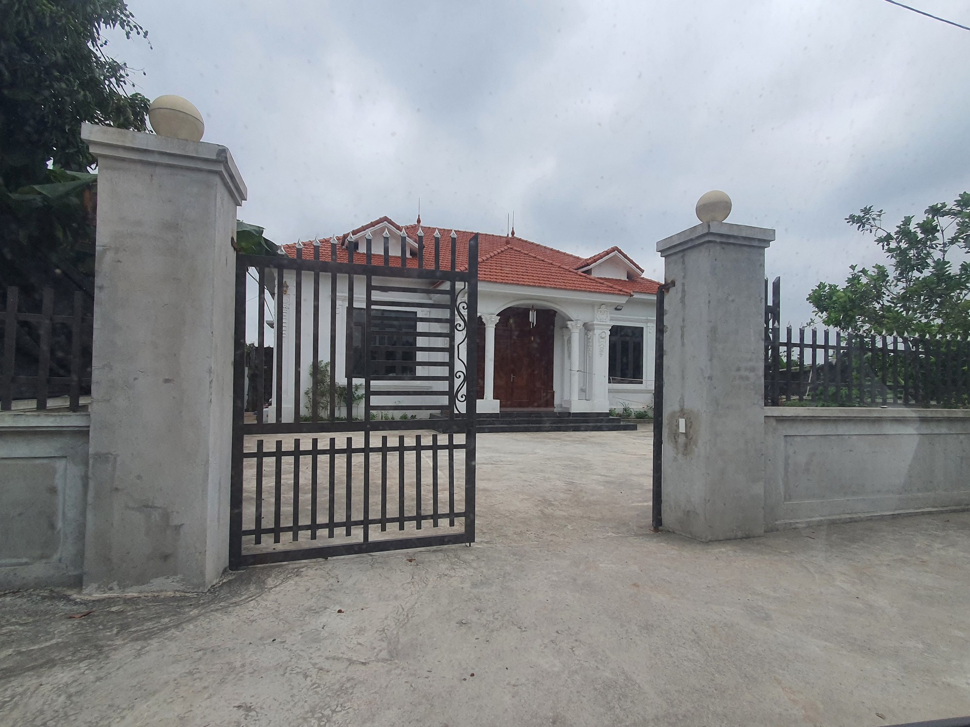 C&ocirc;ng khai x&acirc;y &ldquo;biệt phủ&rdquo; tr&ecirc;n đất n&ocirc;ng trường - Ảnh 3.