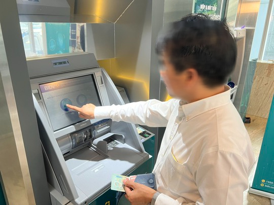 Rút tiền tại ATM bằng căn cước công dân: Mất tiền ai chịu trách nhiệm?