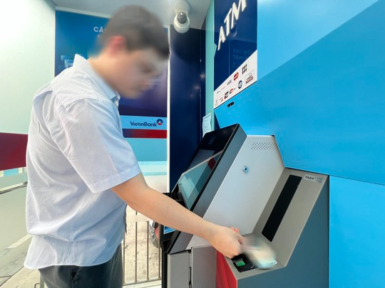 R&uacute;t tiền tại ATM bằng căn cước c&ocirc;ng d&acirc;n: Mất tiền ai chịu tr&aacute;ch nhiệm? - Ảnh 1.