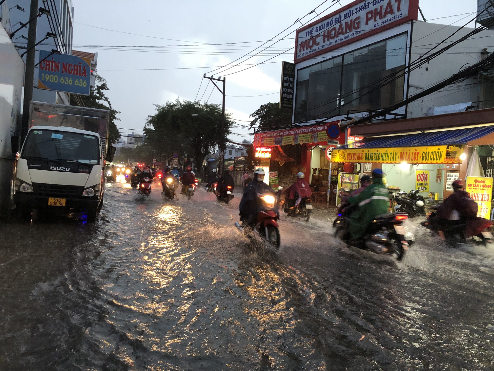 TP HCM: Mưa lớn vào giờ tan tầm, người dân vất vả về nhà - Ảnh 1.