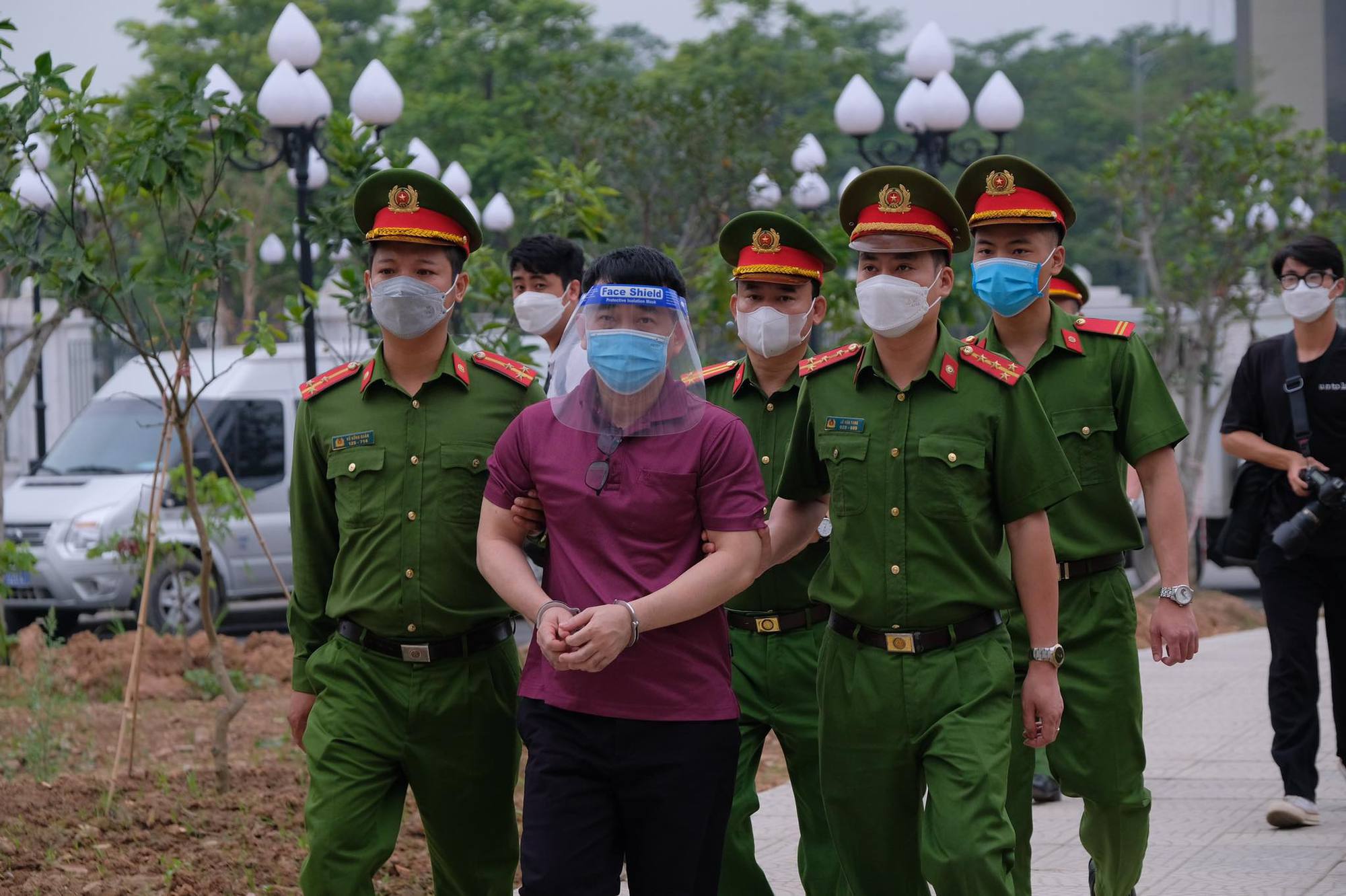 S&aacute;ng nay 12-5, nguy&ecirc;n thứ trưởng Bộ Y tế Trương Quốc Cường ra t&ograve;a - Ảnh 4.