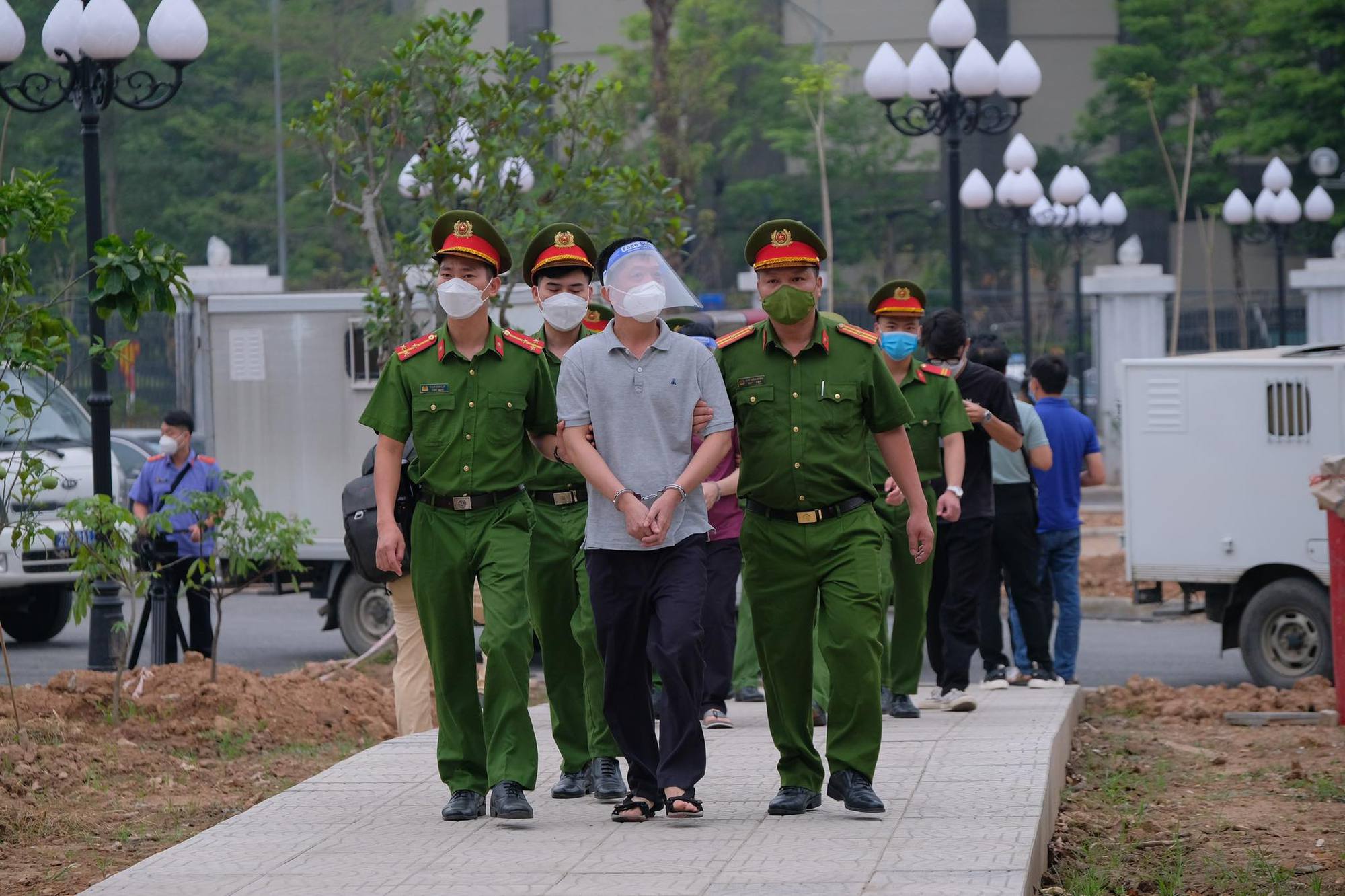 S&aacute;ng nay 12-5, nguy&ecirc;n thứ trưởng Bộ Y tế Trương Quốc Cường ra t&ograve;a - Ảnh 5.