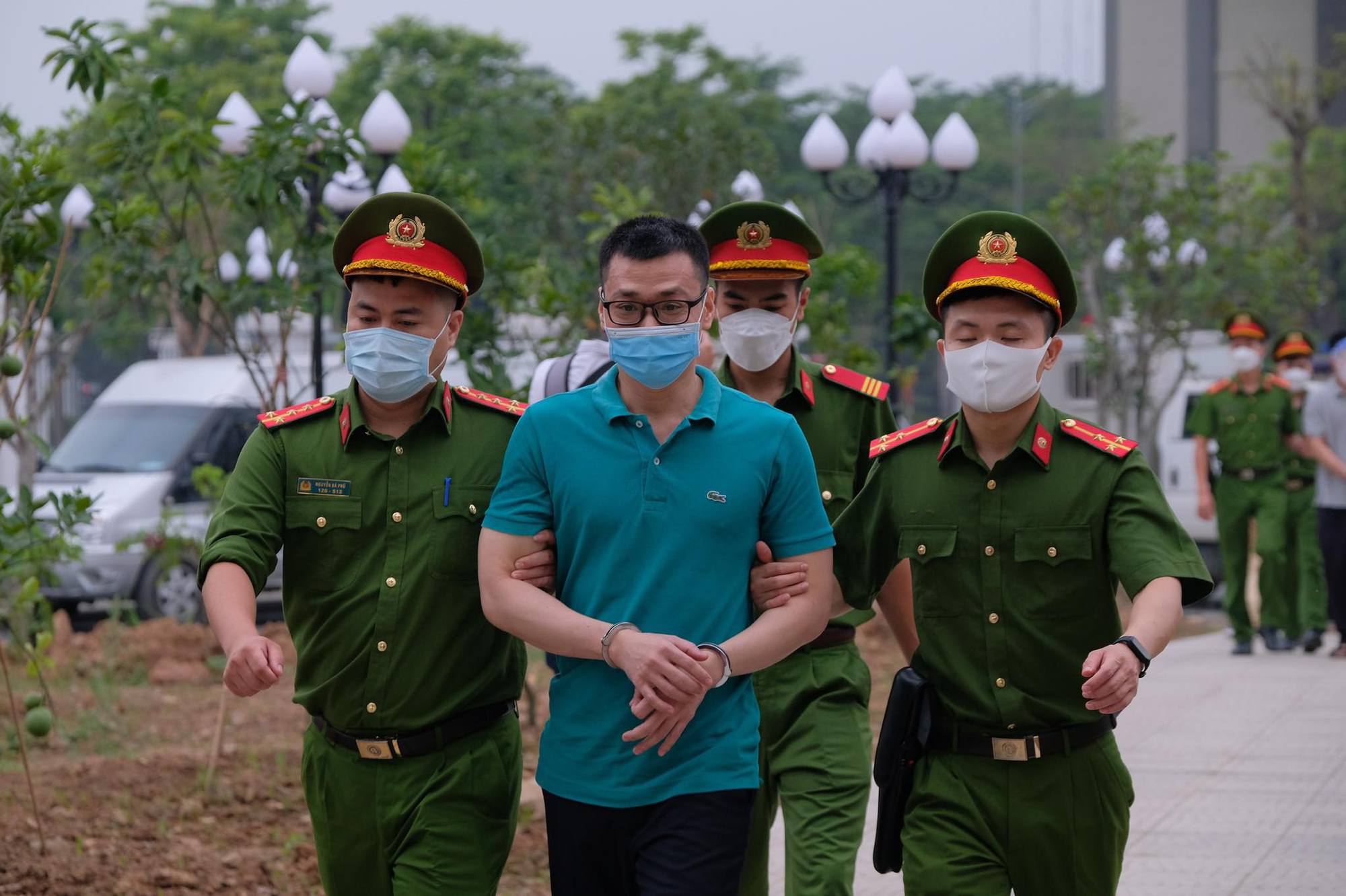 S&aacute;ng nay 12-5, nguy&ecirc;n thứ trưởng Bộ Y tế Trương Quốc Cường ra t&ograve;a - Ảnh 6.