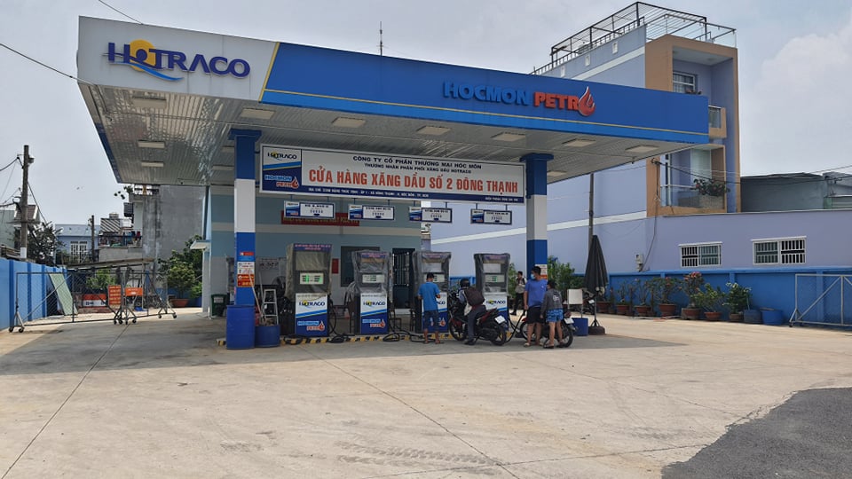 Nhân viên cây xăng ở Hóc Môn bất ngờ bị đâm gục