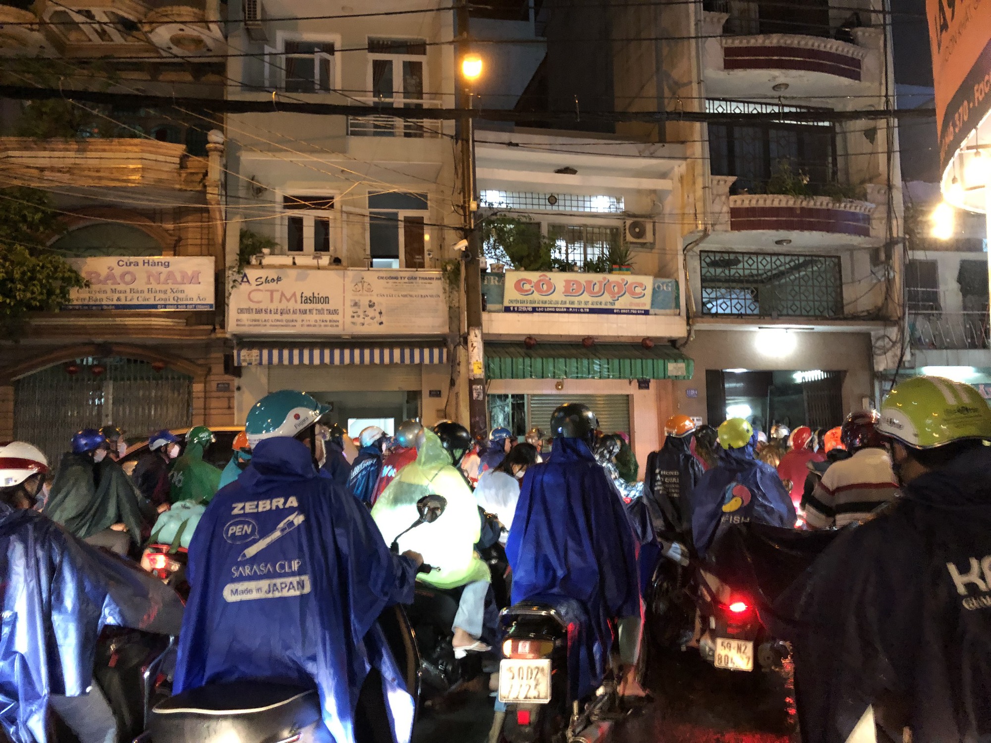 TP HCM: Mưa lớn vào giờ tan tầm, người dân vất vả về nhà - Ảnh 6.