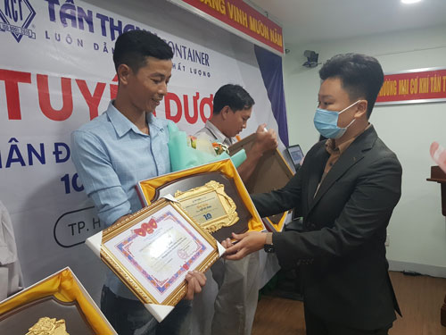 Khen thưởng người lao động tận lực cống hiến cho doanh nghiệp
