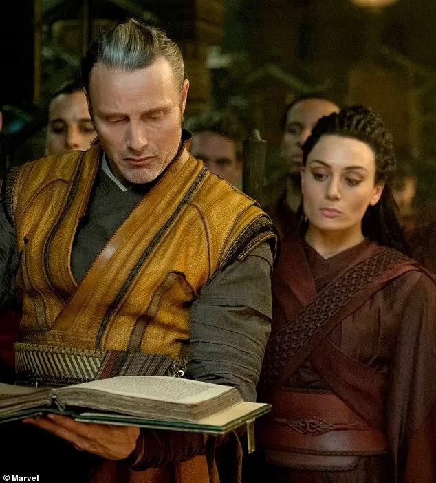 Sao &ldquo;Doctor Strange&rdquo; v&agrave; chồng bị kết &aacute;n lạm dụng t&igrave;nh dục trẻ em - Ảnh 3.