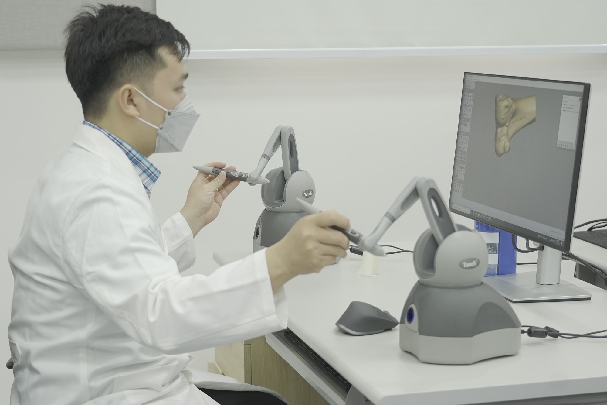 &ldquo;Thước ngắm ph&acirc;̃u thu&acirc;̣t&rdquo; đ&ocirc;̣c quy&ecirc;̀n &ldquo;made in Vietnam&rdquo; n&acirc;ng đ&ocirc;̣ chính xác của ph&acirc;̃u thu&acirc;̣t khớp g&ocirc;́i l&ecirc;n đ&ecirc;́n hơn 98% - Ảnh 1.