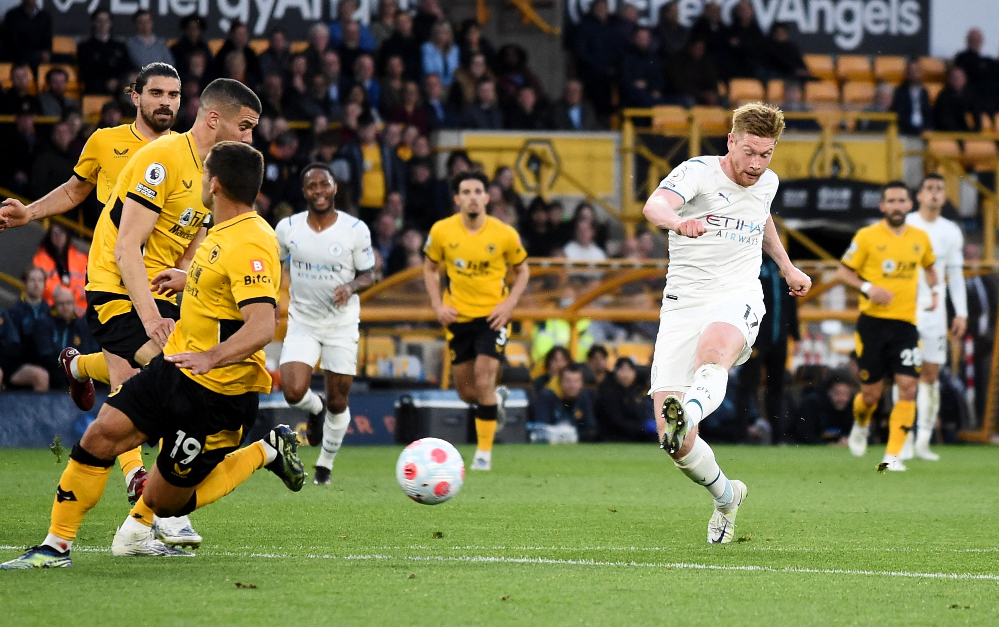 Mở đại tiệc ở hang sói, Man City áp sát ngôi vô địch Ngoại hạng - Ảnh 3.