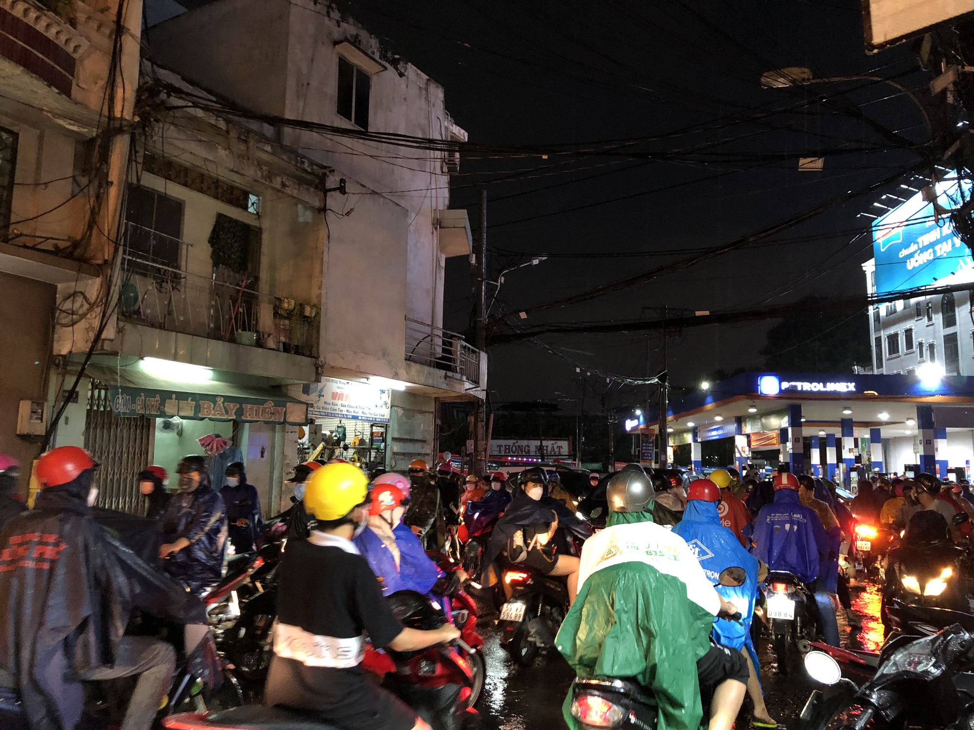 TP HCM: Mưa lớn vào giờ tan tầm, người dân vất vả về nhà - Ảnh 5.