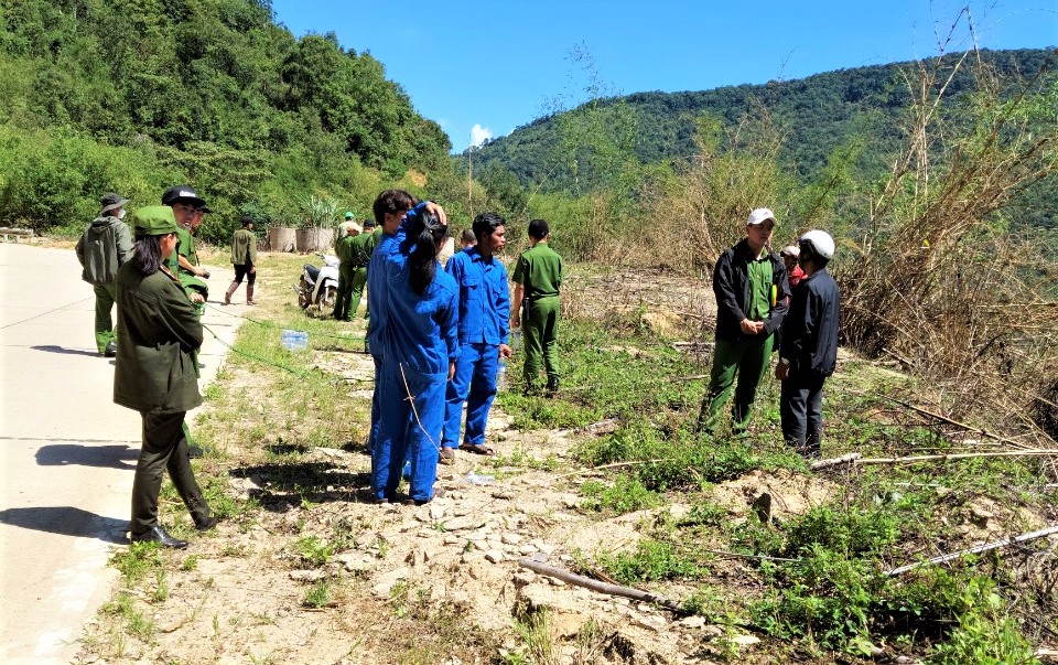 Tạm giữ đối tượng cầm đầu phá rừng mang theo súng đạn, đi xe biển số nước ngoài