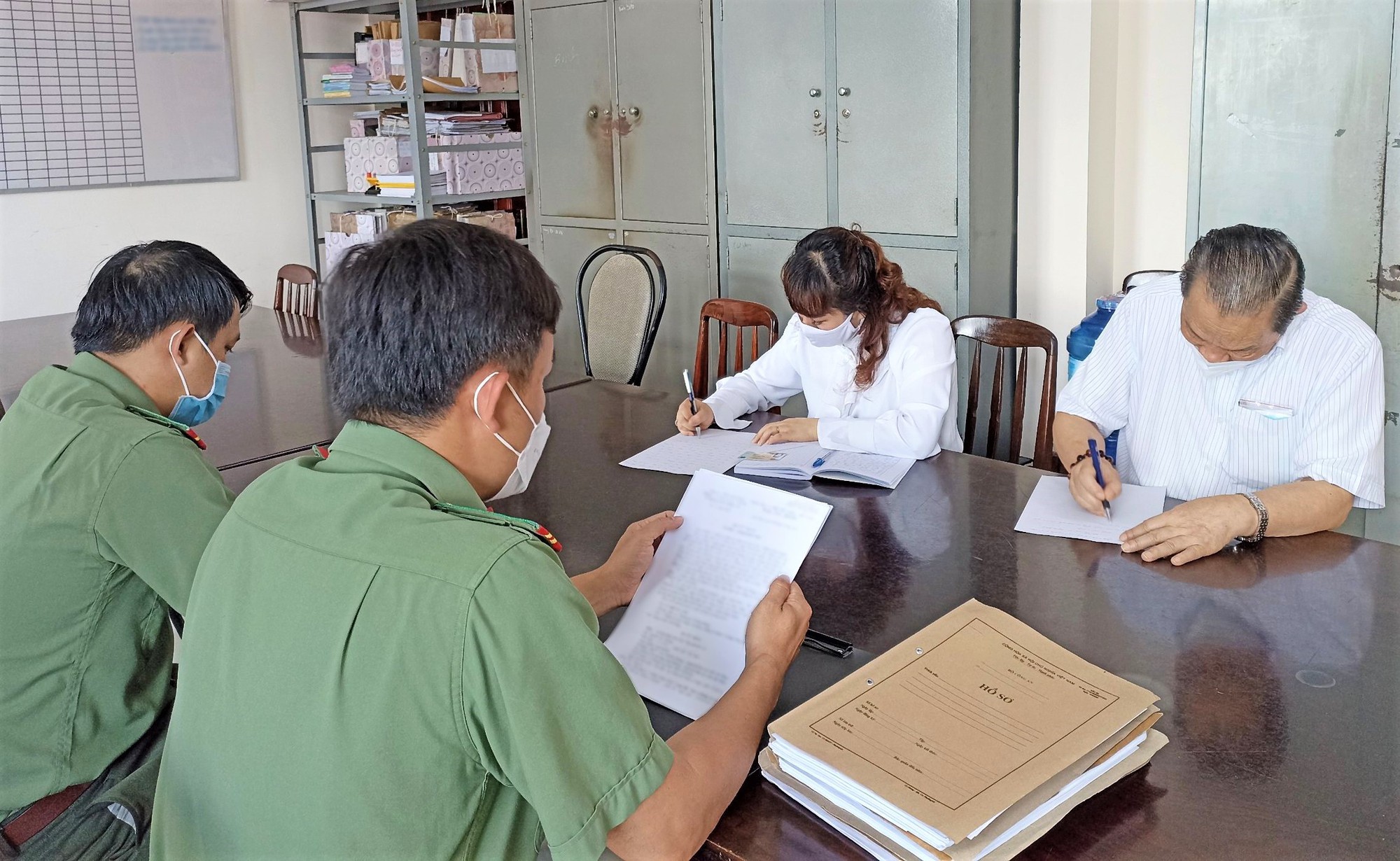 Hai người điều hành nhóm trừ quỷ Bảo Lộc bị phạt hành chính - Ảnh 2.