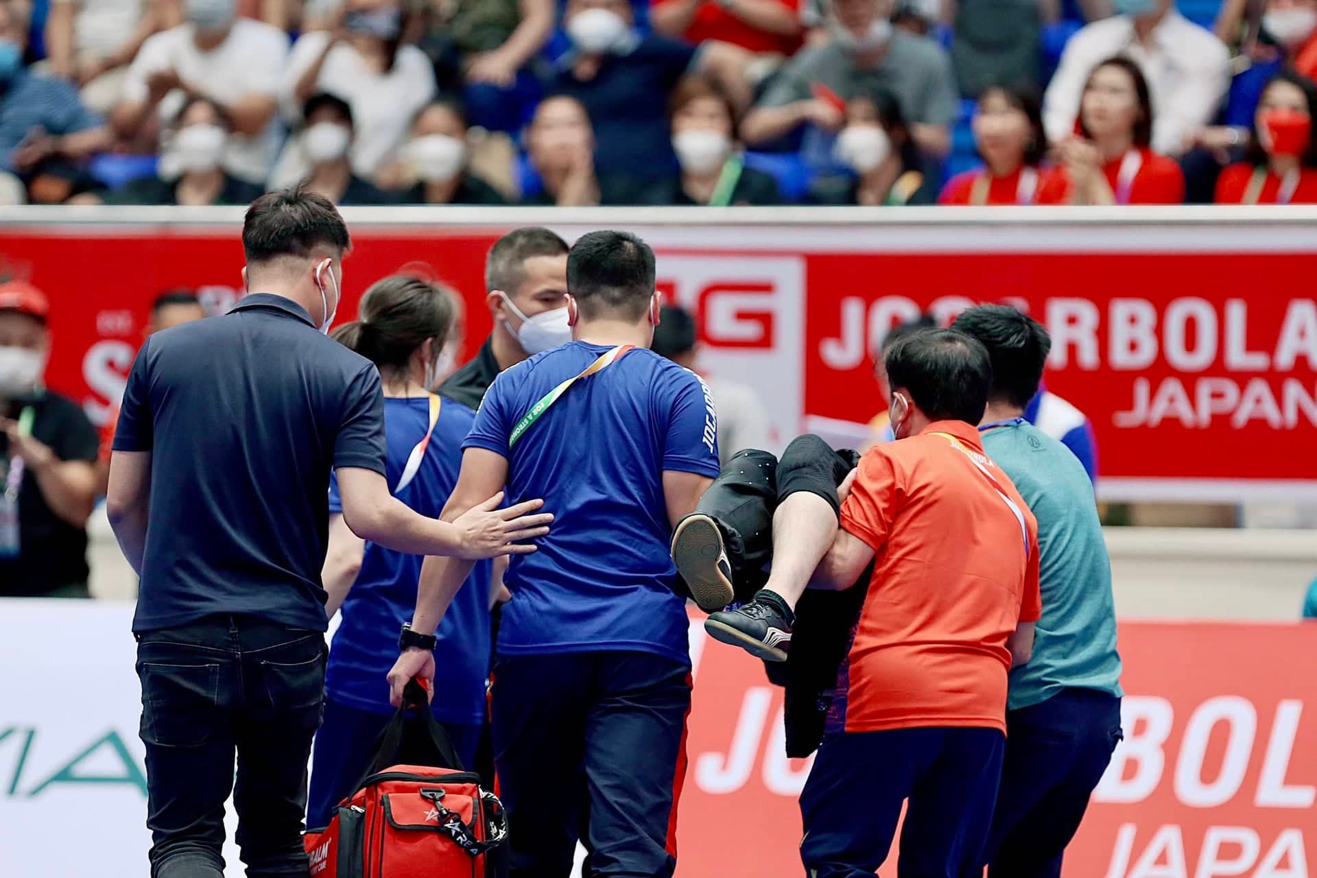 SEA Games 31: VĐV m&ocirc;n wushu của Việt Nam chấn thương khi đang thi đấu - Ảnh 7.