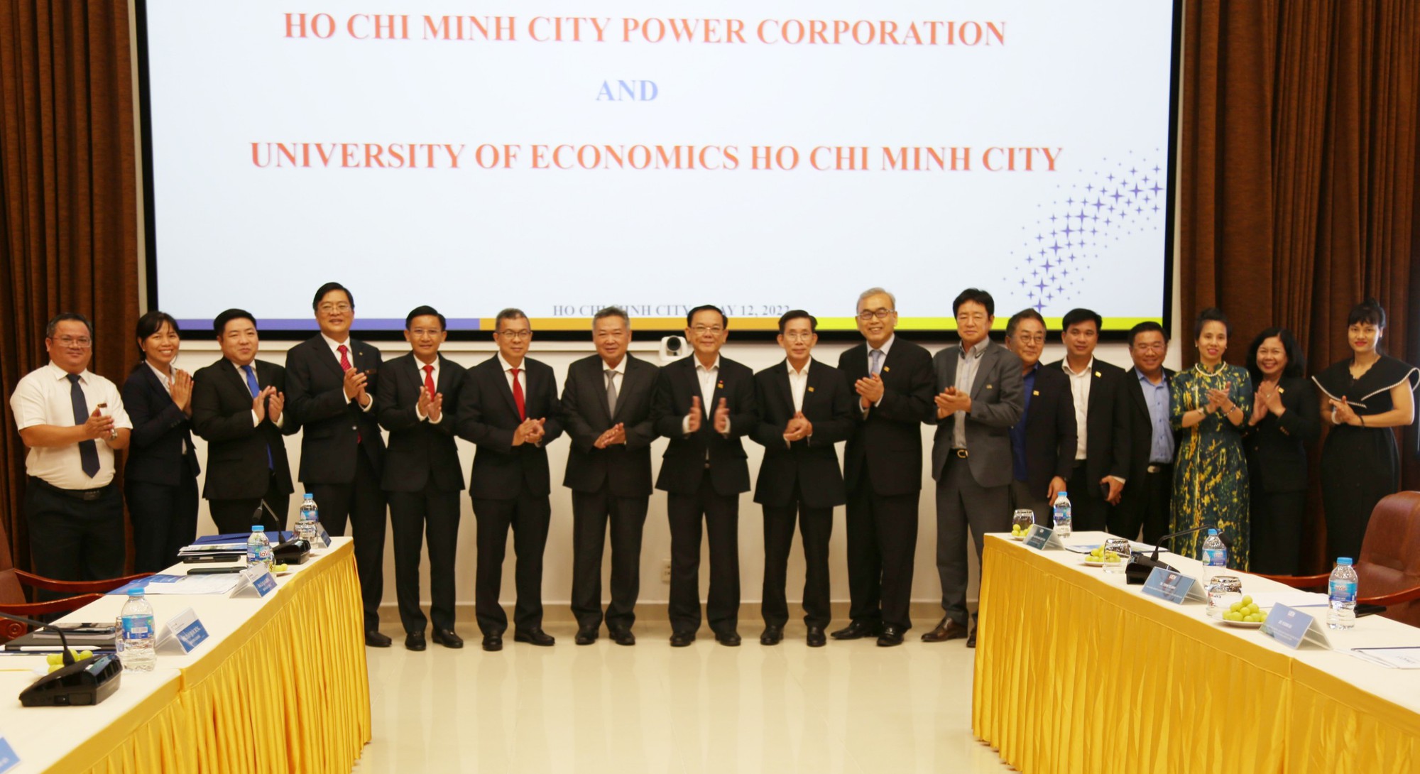EVNHCMC hợp tác với UEH phát triển nguồn nhân lực