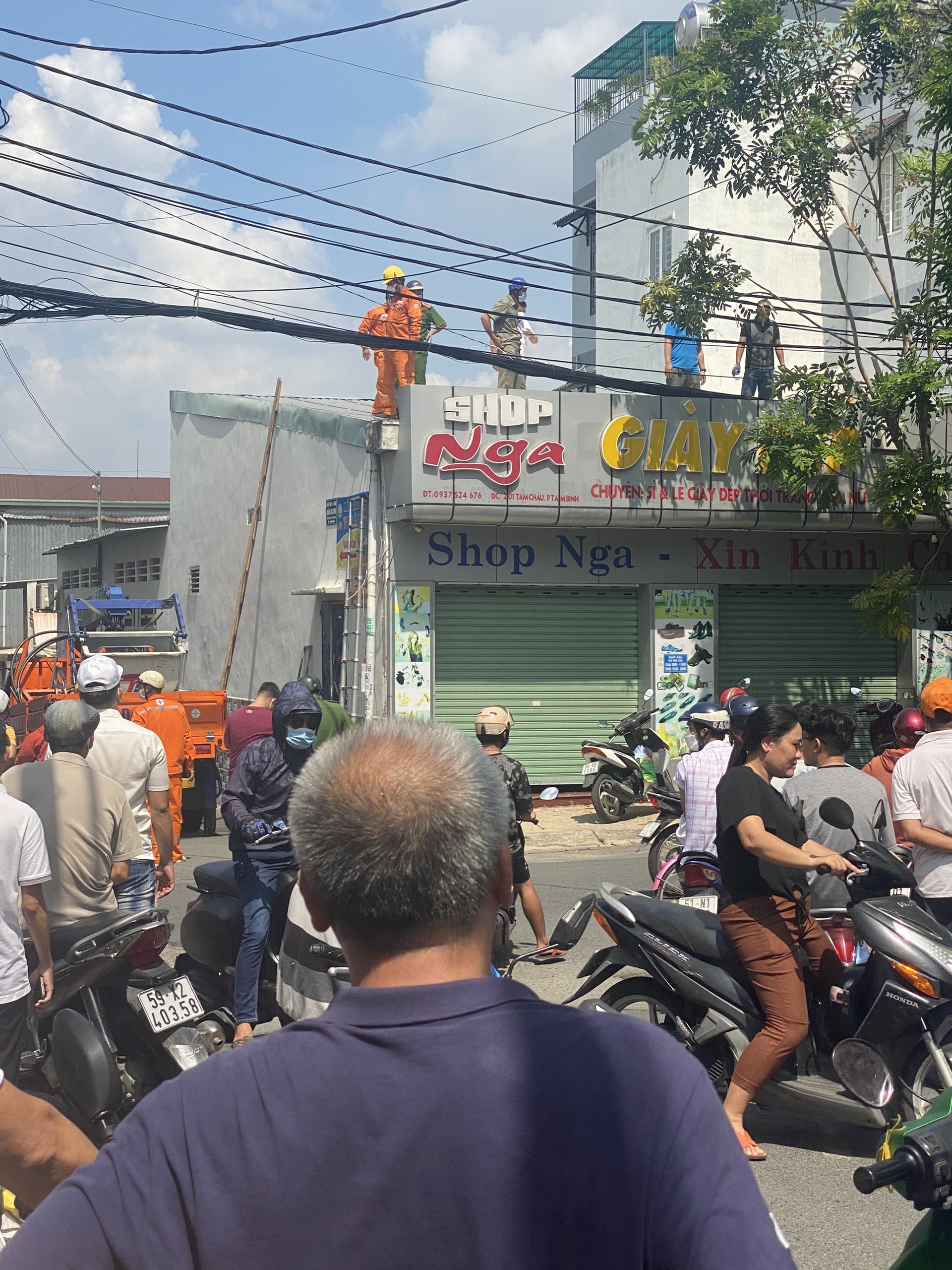 TP Thủ Đức: Lên mái nhà tỉa cành cây, người đàn ông tử vong thương tâm - Ảnh 2.