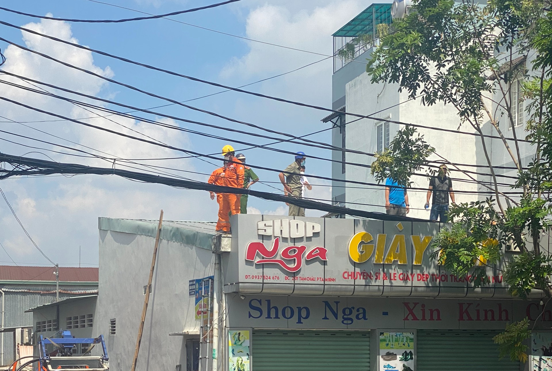 TP Thủ Đức: Lên mái nhà tỉa cành cây, người đàn ông tử vong thương tâm