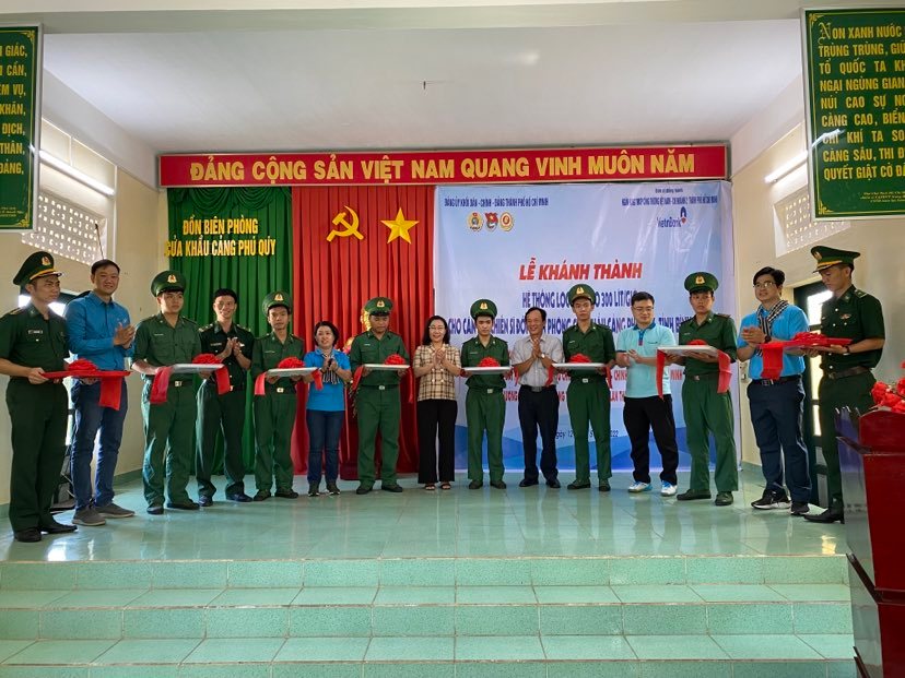 Trao tặng 500 l&aacute; cờ Tổ quốc cho ngư d&acirc;n huyện đảo Ph&uacute; Qu&yacute; &ndash; B&igrave;nh Thuận - Ảnh 2.
