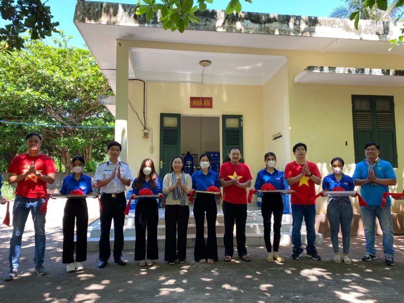 Trao tặng 500 l&aacute; cờ Tổ quốc cho ngư d&acirc;n huyện đảo Ph&uacute; Qu&yacute; &ndash; B&igrave;nh Thuận - Ảnh 3.