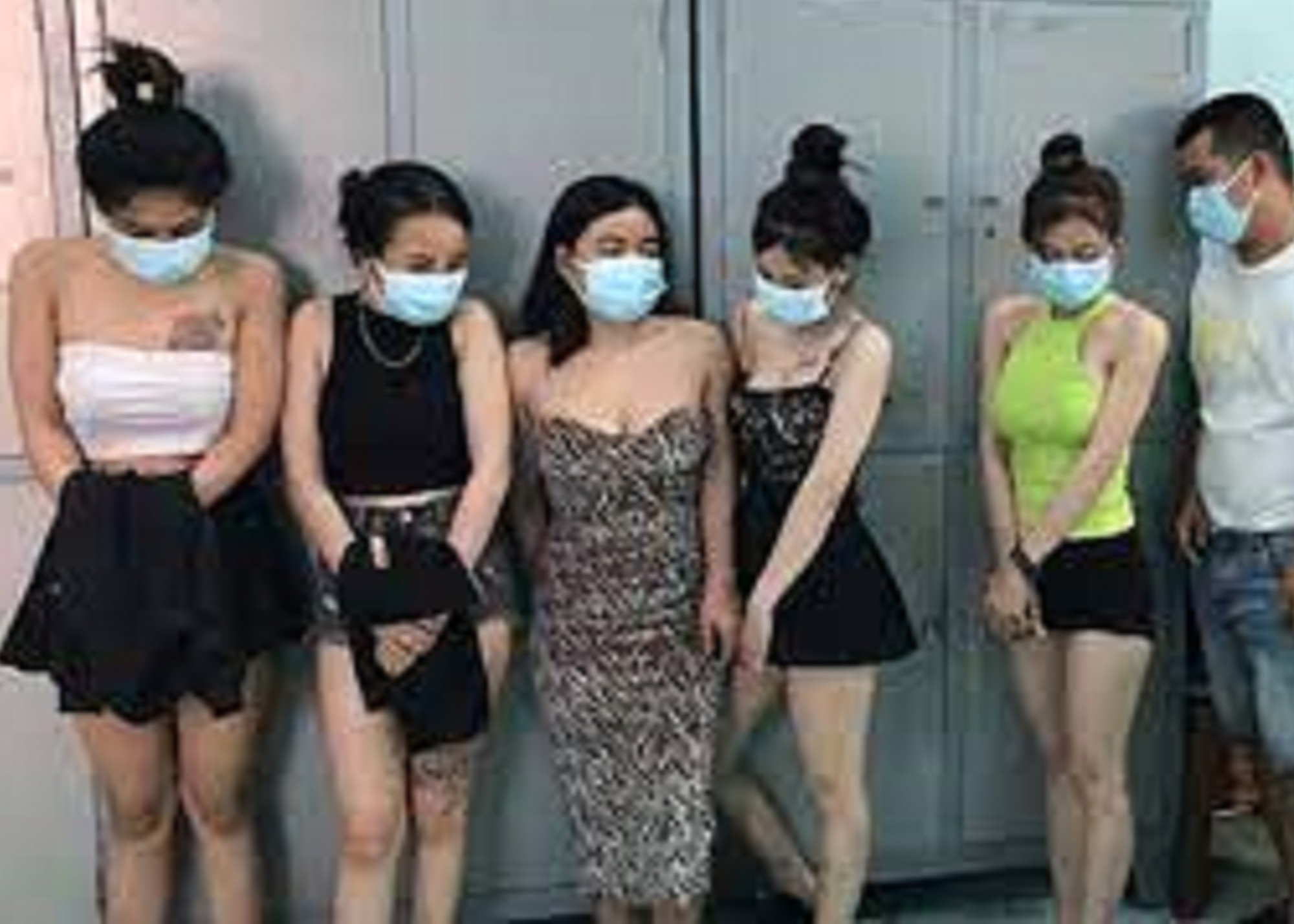 Bắt quả tang 14 nam, nữ thanh niên "bay lắc" ma túy trong quán karaoke