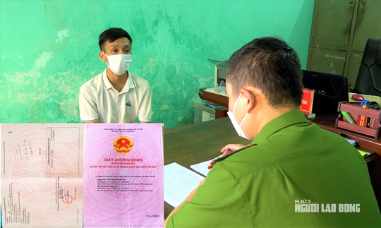 Thanh niên bị bắt sau khi nhận 150 triệu đồng "đặt cọc" bán đất với sổ đỏ giả