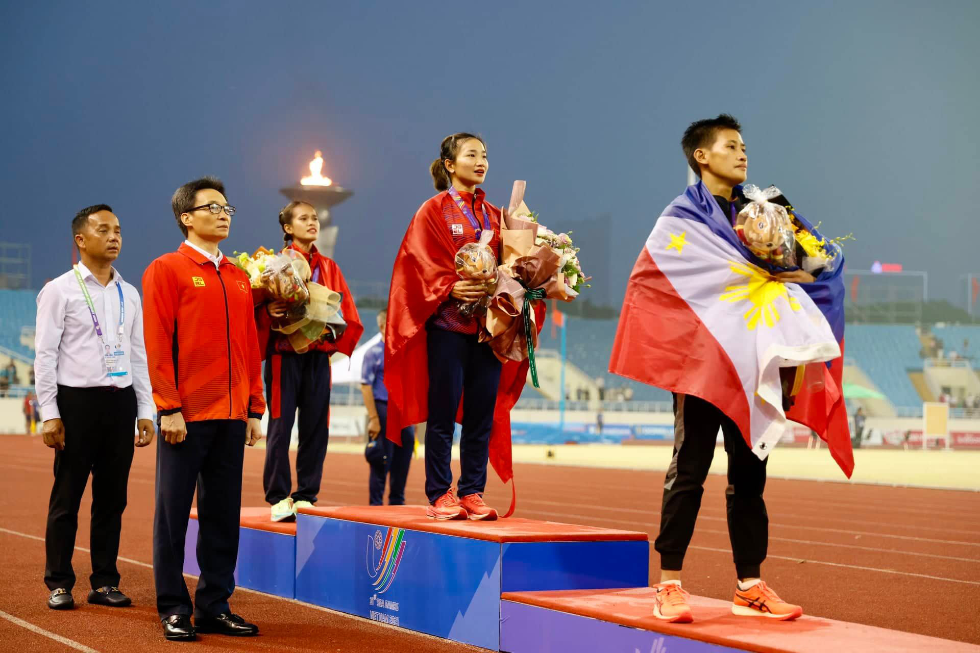 SEA Games 31 : Nữ ho&agrave;ng xuất trận v&agrave; mưa kỷ lục - Ảnh 1.