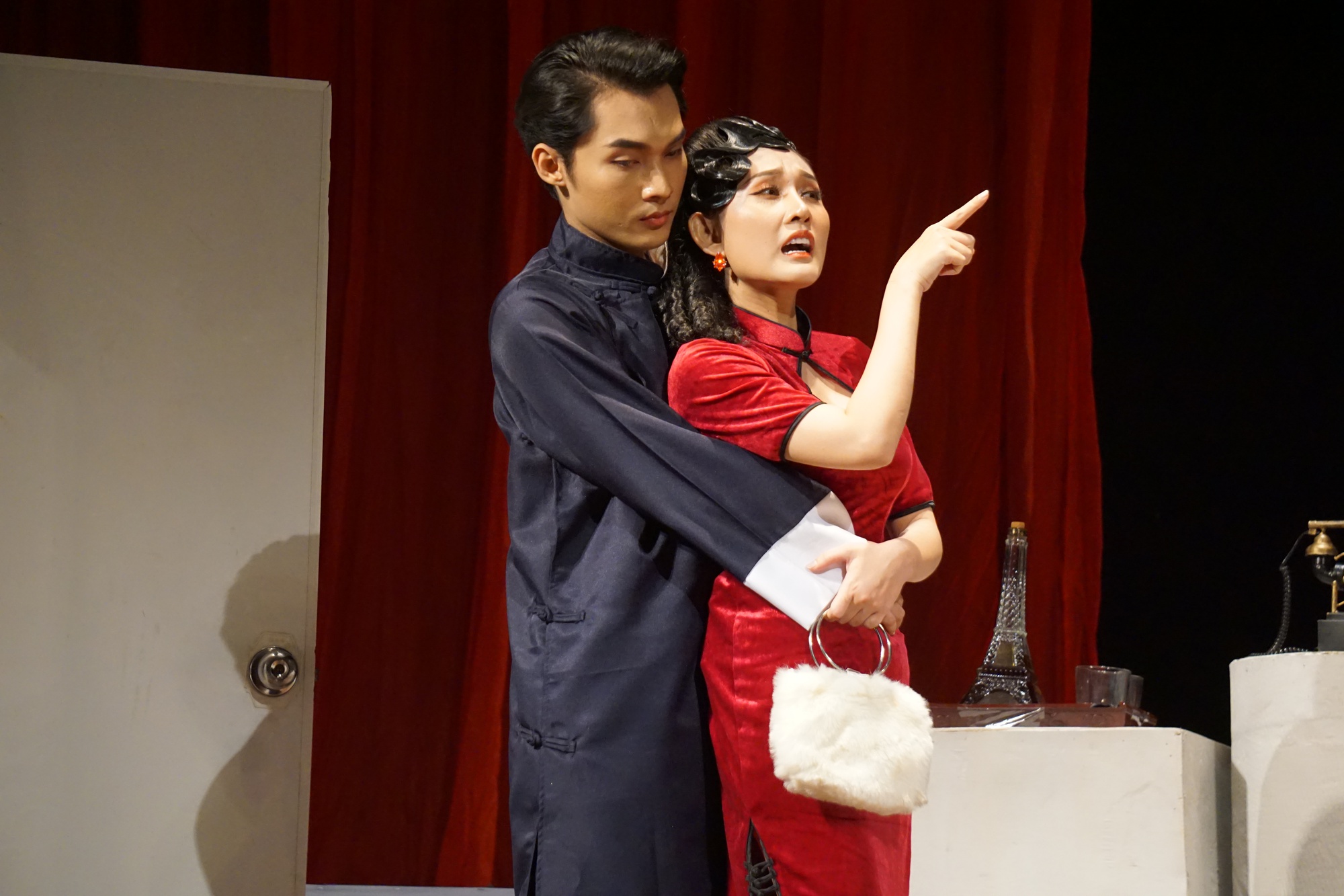 Th&aacute;i Hậu Dương V&acirc;n Nga v&agrave; phu nh&acirc;n Macbeth l&agrave;m MC đ&ecirc;m kịch kinh điển nước ngo&agrave;i - Ảnh 2.
