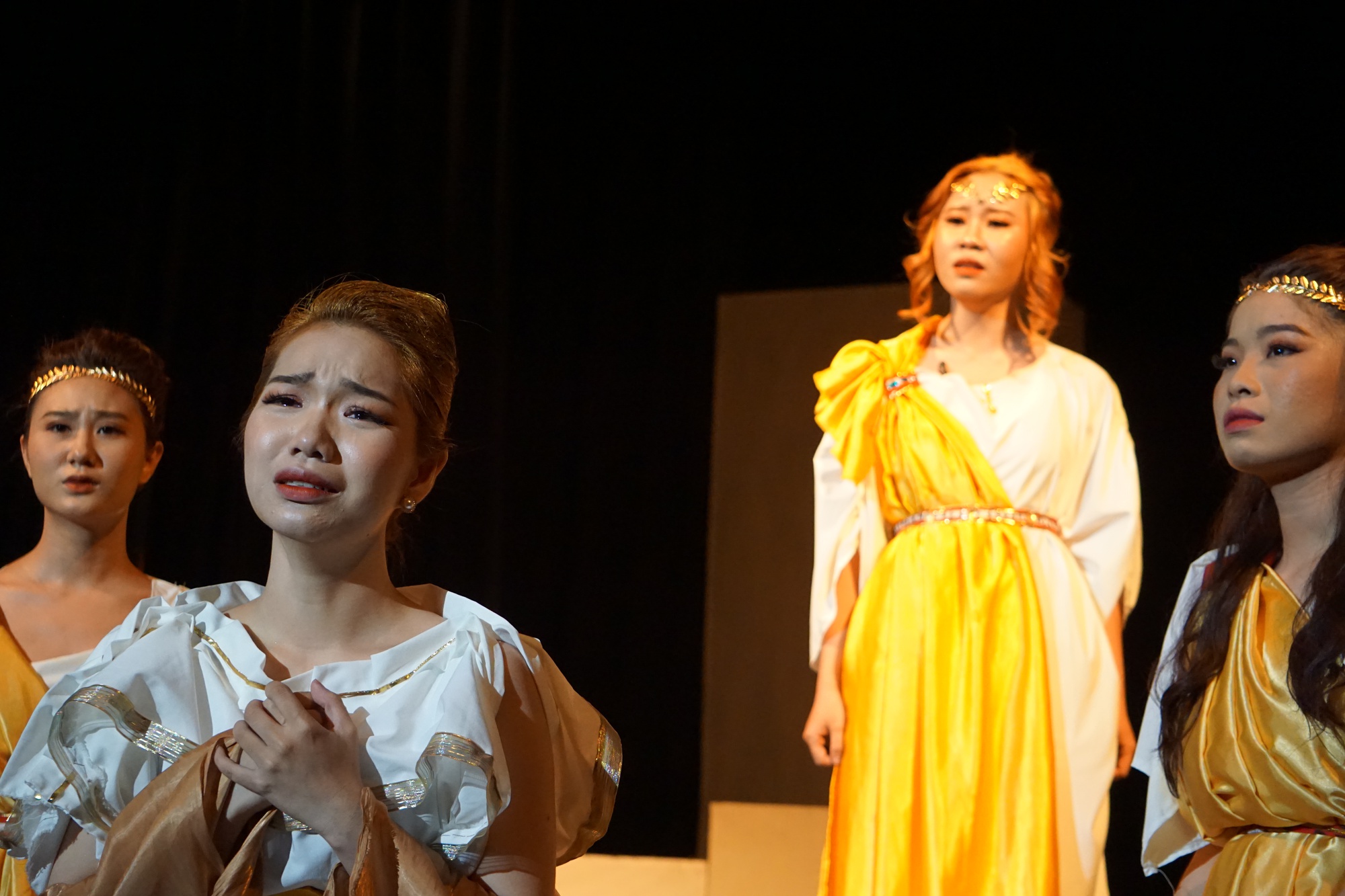 Th&aacute;i Hậu Dương V&acirc;n Nga v&agrave; phu nh&acirc;n Macbeth l&agrave;m MC đ&ecirc;m kịch kinh điển nước ngo&agrave;i - Ảnh 5.