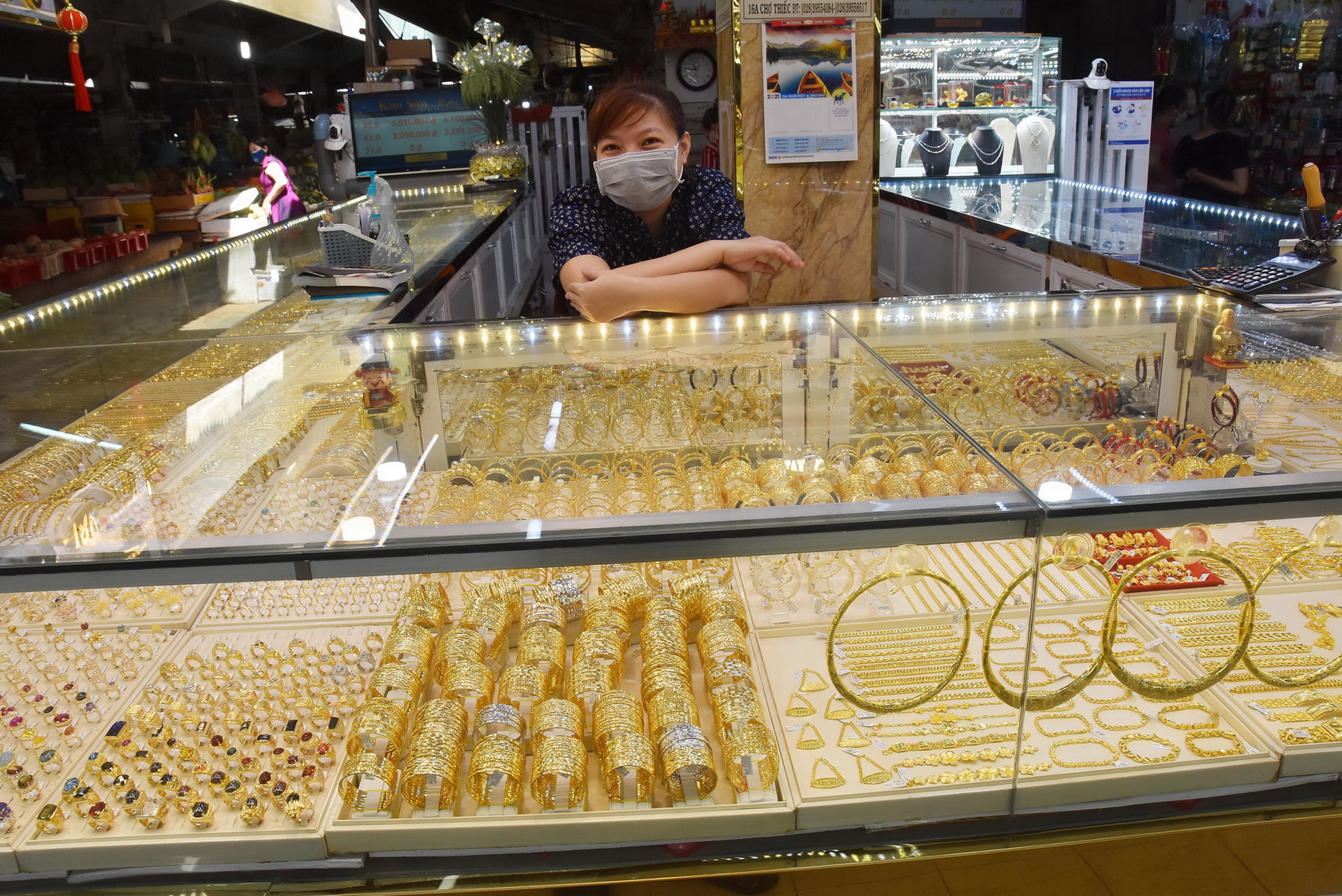 Giá vàng hôm nay 14-5: Tiếp tục lao xuống khi chứng khoán quốc tế đỏ sàn