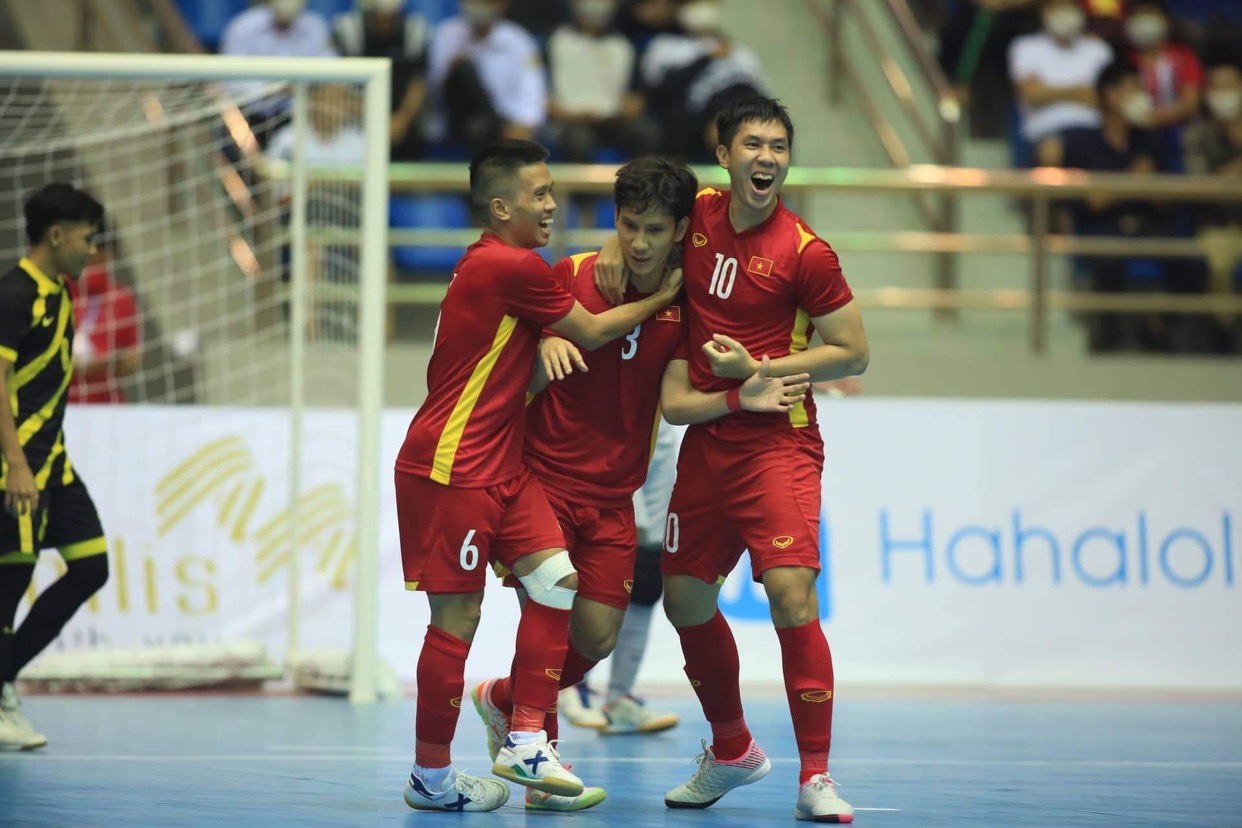 Thắng đậm Malaysia 7-1, tuyển Futsal Việt Nam dẫn đầu cuộc đua v&ocirc; địch SEA Games 31 - Ảnh 2.