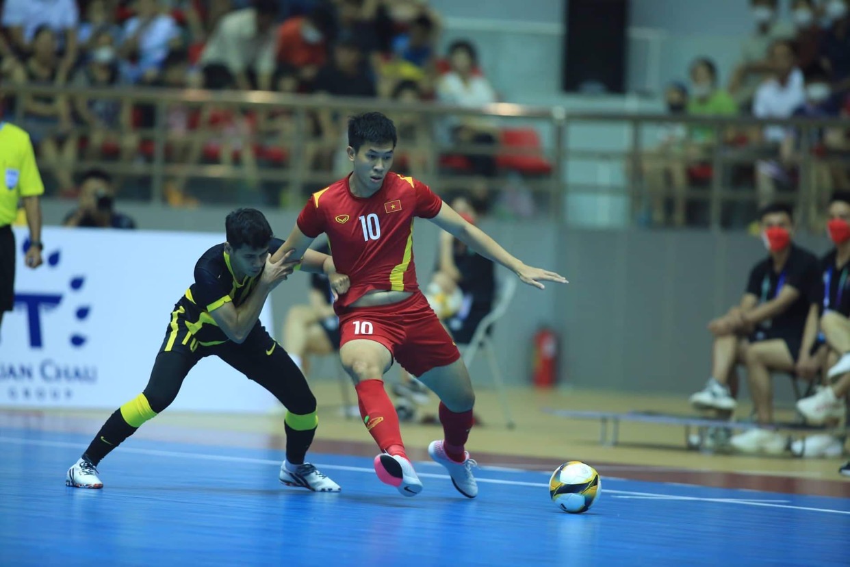 Thắng đậm Malaysia 7-1, tuyển Futsal Việt Nam dẫn đầu cuộc đua v&ocirc; địch SEA Games 31 - Ảnh 1.
