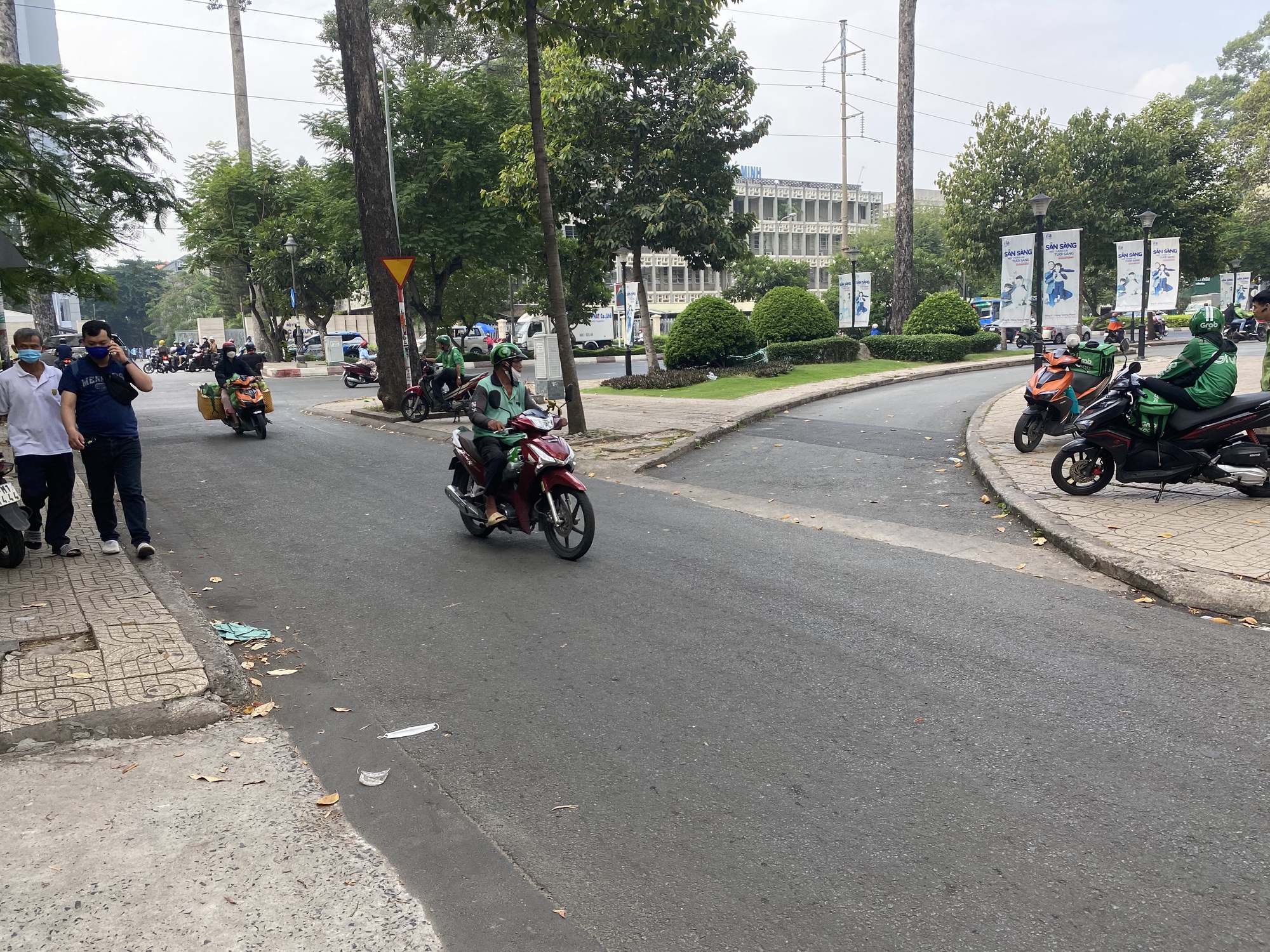 Giá xăng lên 30.000 đồng/lít, giới tài xế than "thu nhập không đủ nuôi vợ con"