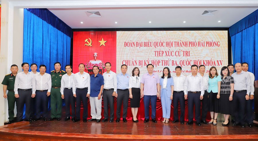 Chủ tịch Quốc hội Vương Đình Huệ tiếp xúc cử tri Hải Phòng - Ảnh 2.