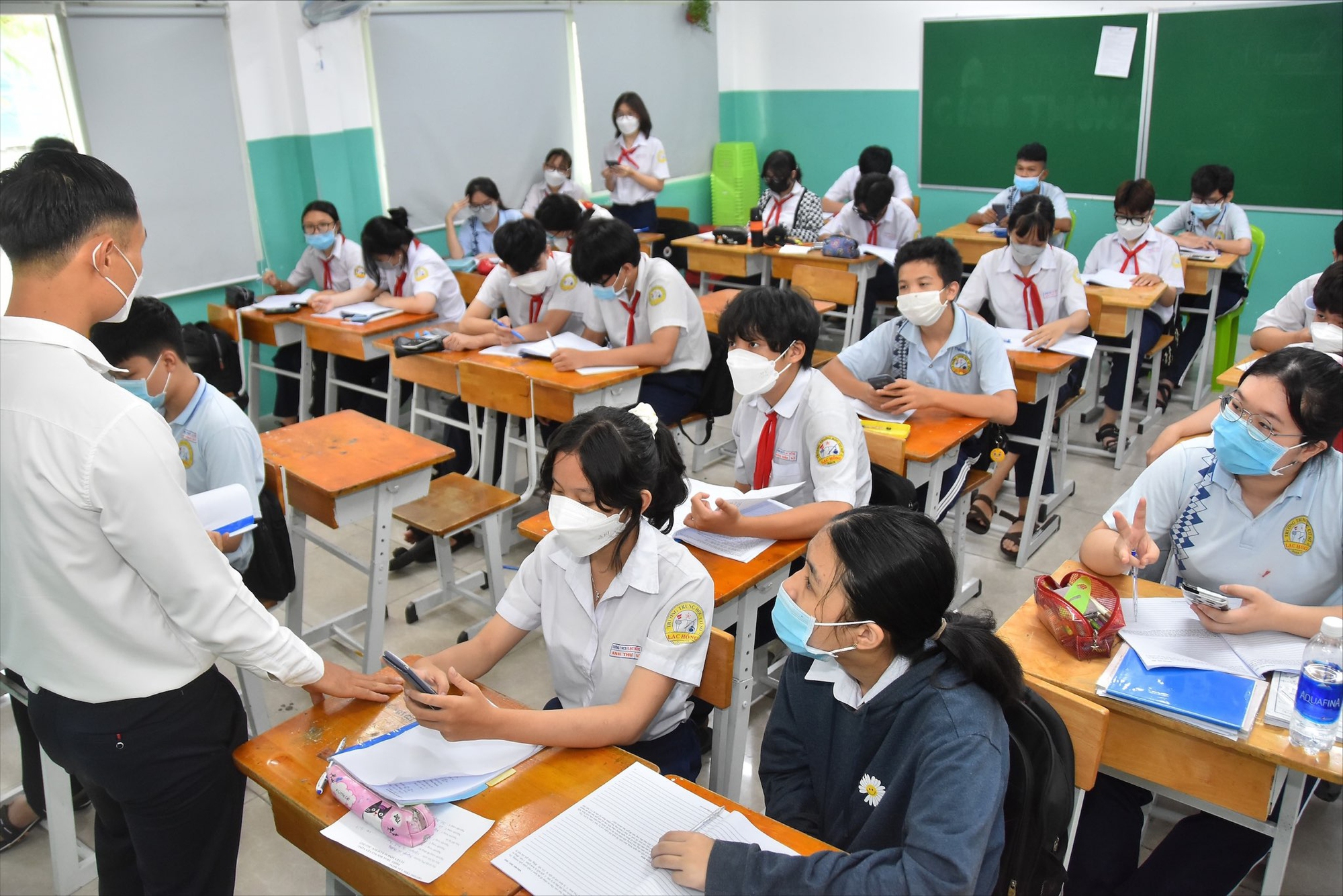 Kh&oacute; giữ b&igrave;nh ổn học ph&iacute; phổ th&ocirc;ng - Ảnh 1.