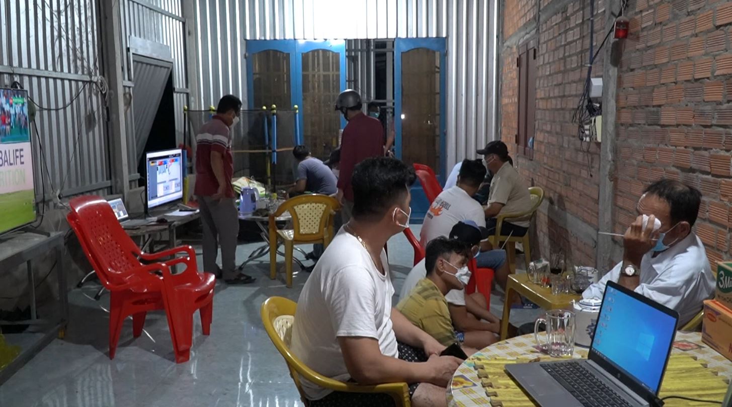 CLIP: Bắt tại trận 10 đối tượng s&aacute;t phạt nhau trong kho rơm ở Tiền Giang - Ảnh 2.