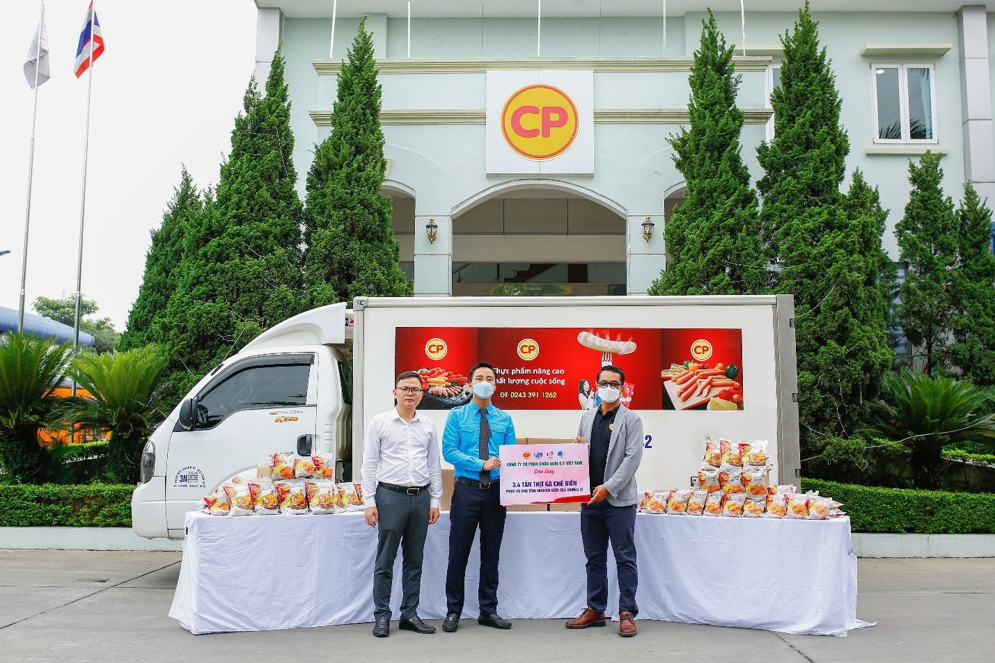 C.P. Việt Nam hỗ trợ thực phẩm cho tình nguyện viên tại SEA Games 31