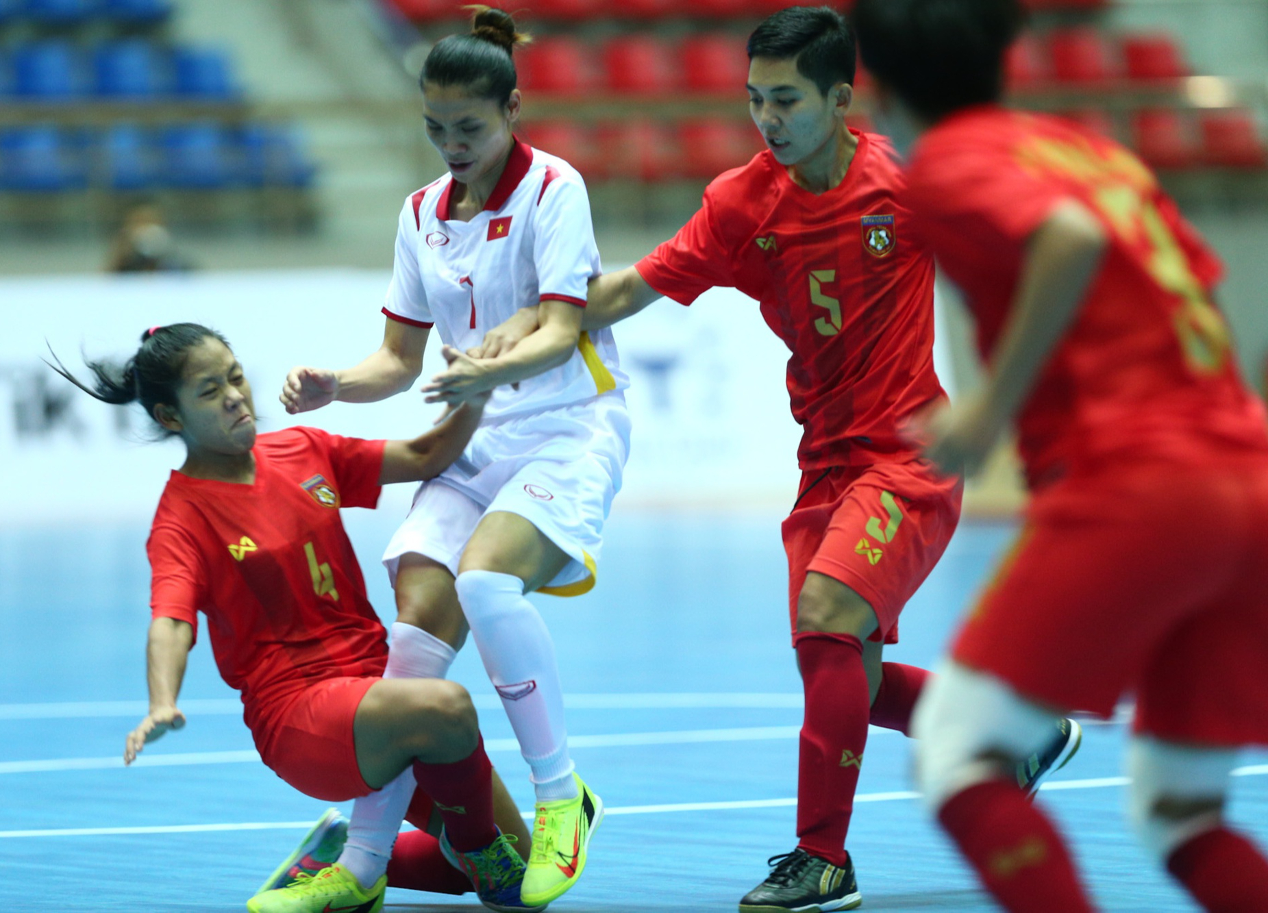 Thắng đậm Myanmar, Futsal nữ Việt Nam vượt qua Thái Lan trên bảng xếp hạng SEA Games