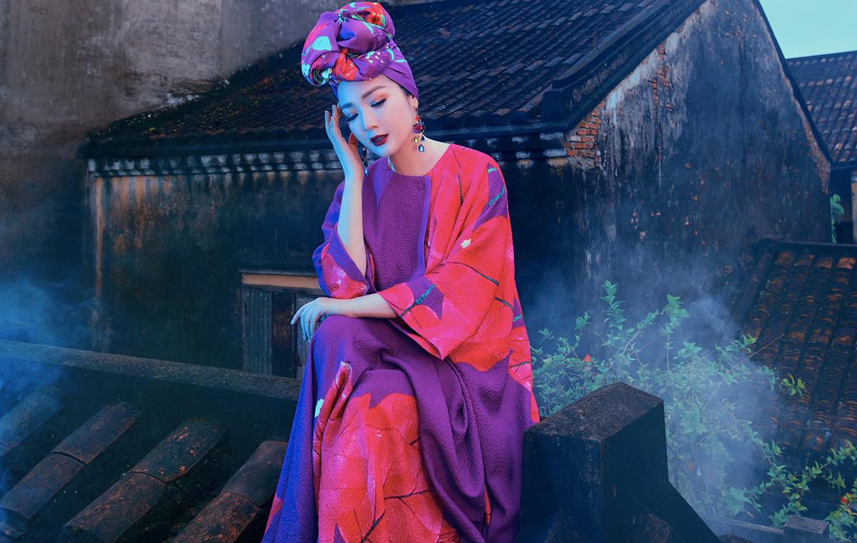 Hoa hậu 51 tuổi bị chỉ trích vì chụp hình trên nóc nhà cổ Hội An
