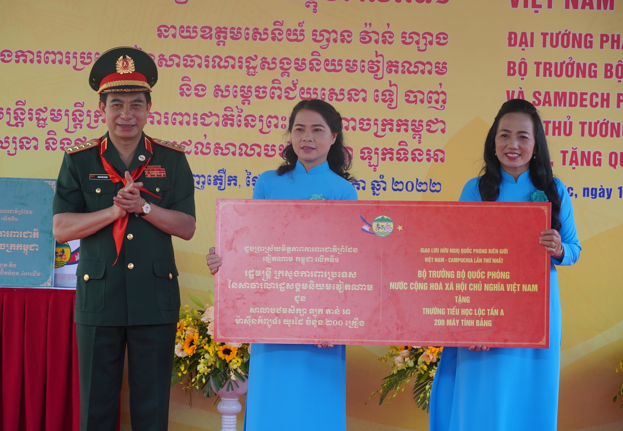 Ấn tượng giao lưu hữu nghị Quốc ph&ograve;ng bi&ecirc;n giới Việt Nam- Campuchia - Ảnh 4.