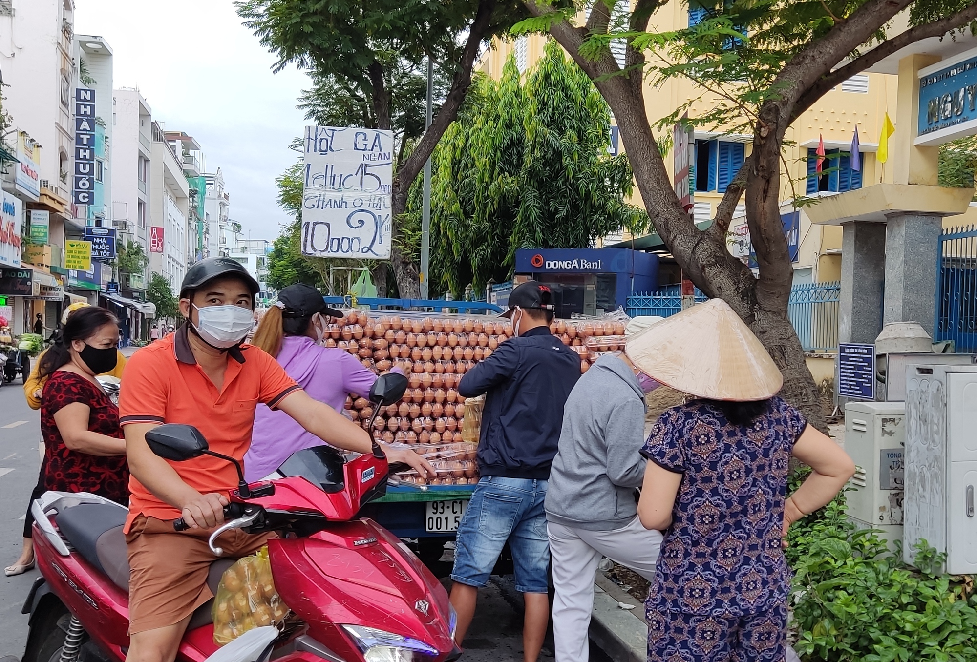 Gi&aacute; trứng g&agrave; tăng l&ecirc;n mức 33.000 &ndash; 35.000 đồng/chục - Ảnh 1.