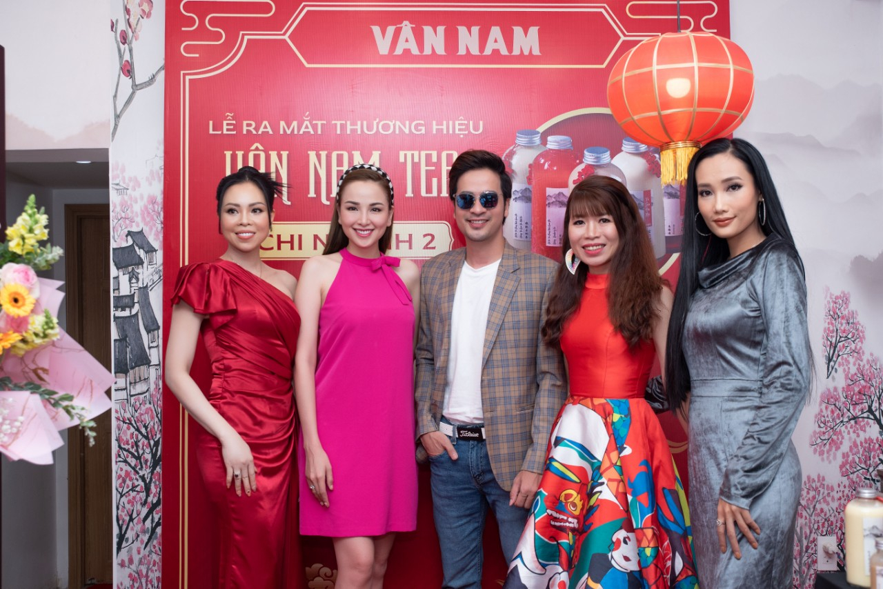 MC Thi Thảo cùng Hoa hậu Diễm Hương rực rỡ trong sự kiện khai trương thương hiệu trà Vân Nam