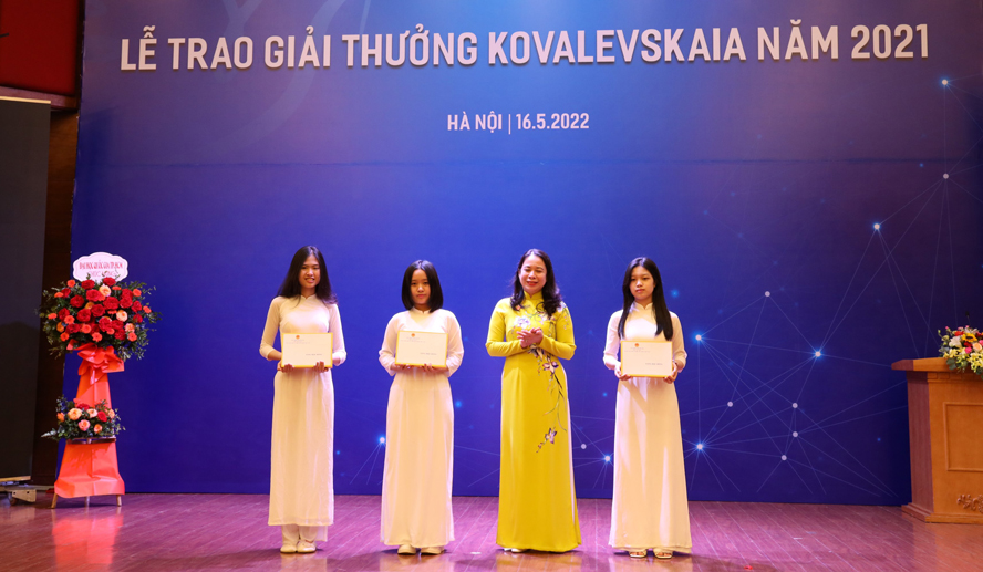 Hai nữ gi&aacute;o sư được vinh danh tại lễ trao Giải thưởng Kovalevskaia 2021 - Ảnh 2.