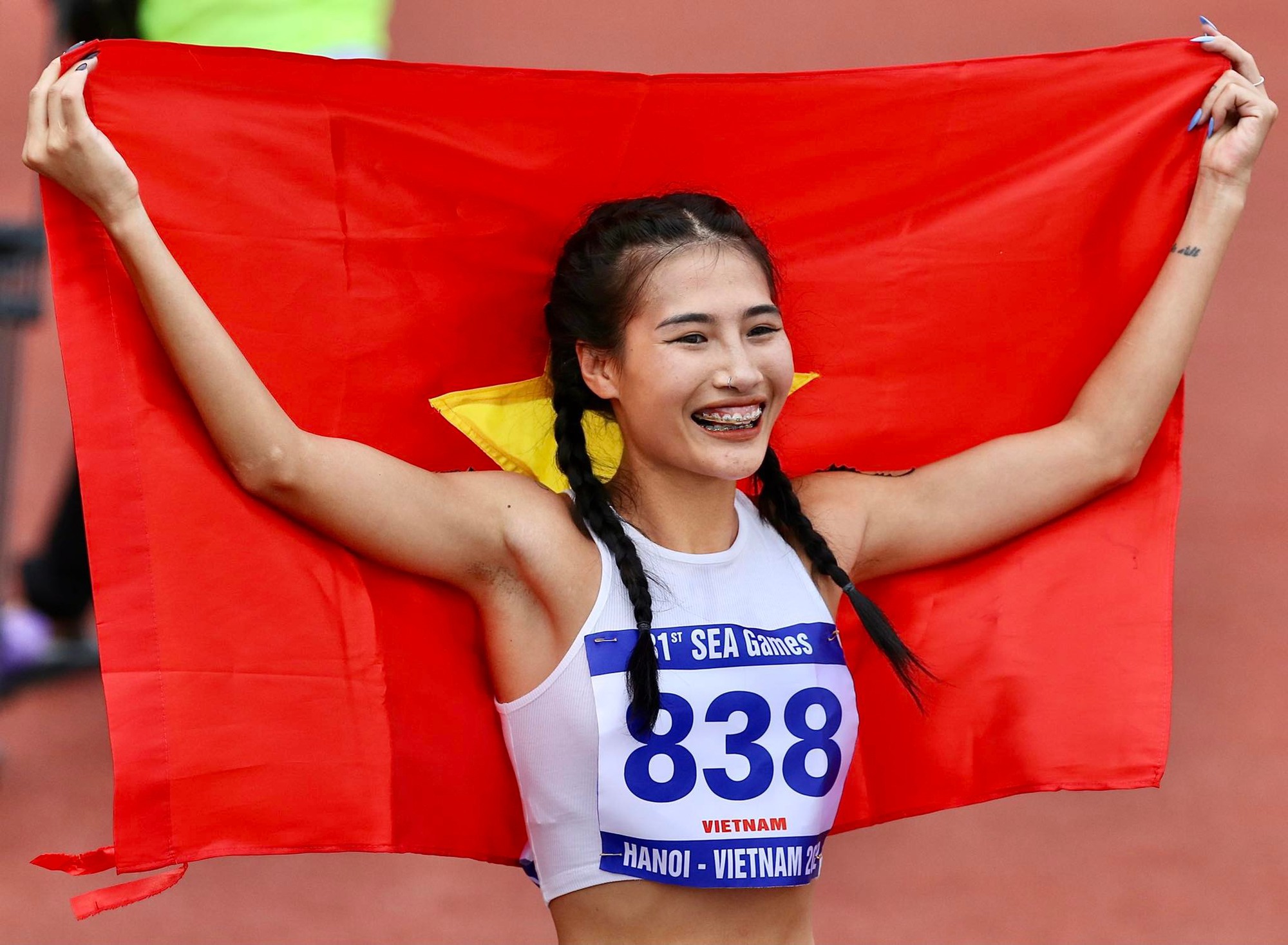 SEA Games 31: Người đẹp điền kinh bị chấn thương vẫn r&aacute;ng ho&agrave;n th&agrave;nh đường đua - Ảnh 13.