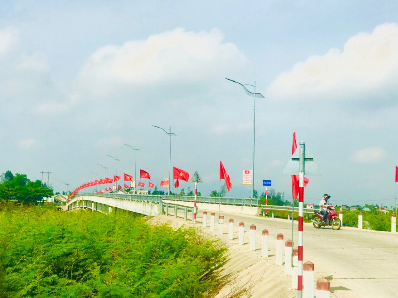 Rợp bóng cờ trên đường vào Khu di tích Tượng đài Vĩnh Trinh - Ảnh 12.