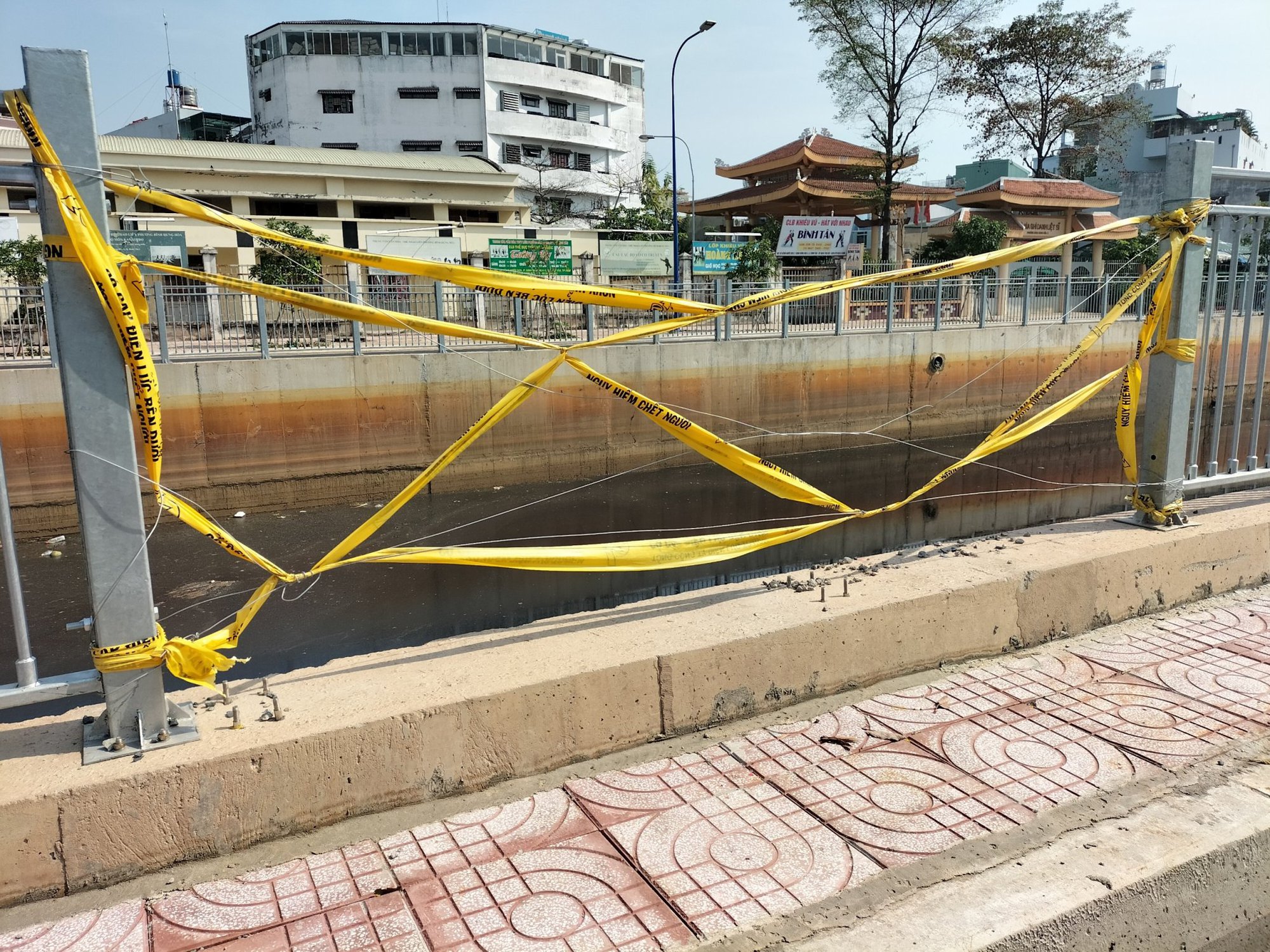 Nghiêm trị kẻ phá hoại công trình công cộng - Ảnh 1.