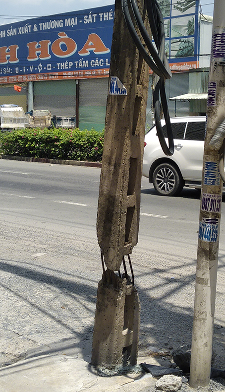 Trụ điện nguy hiểm - Ảnh 1.