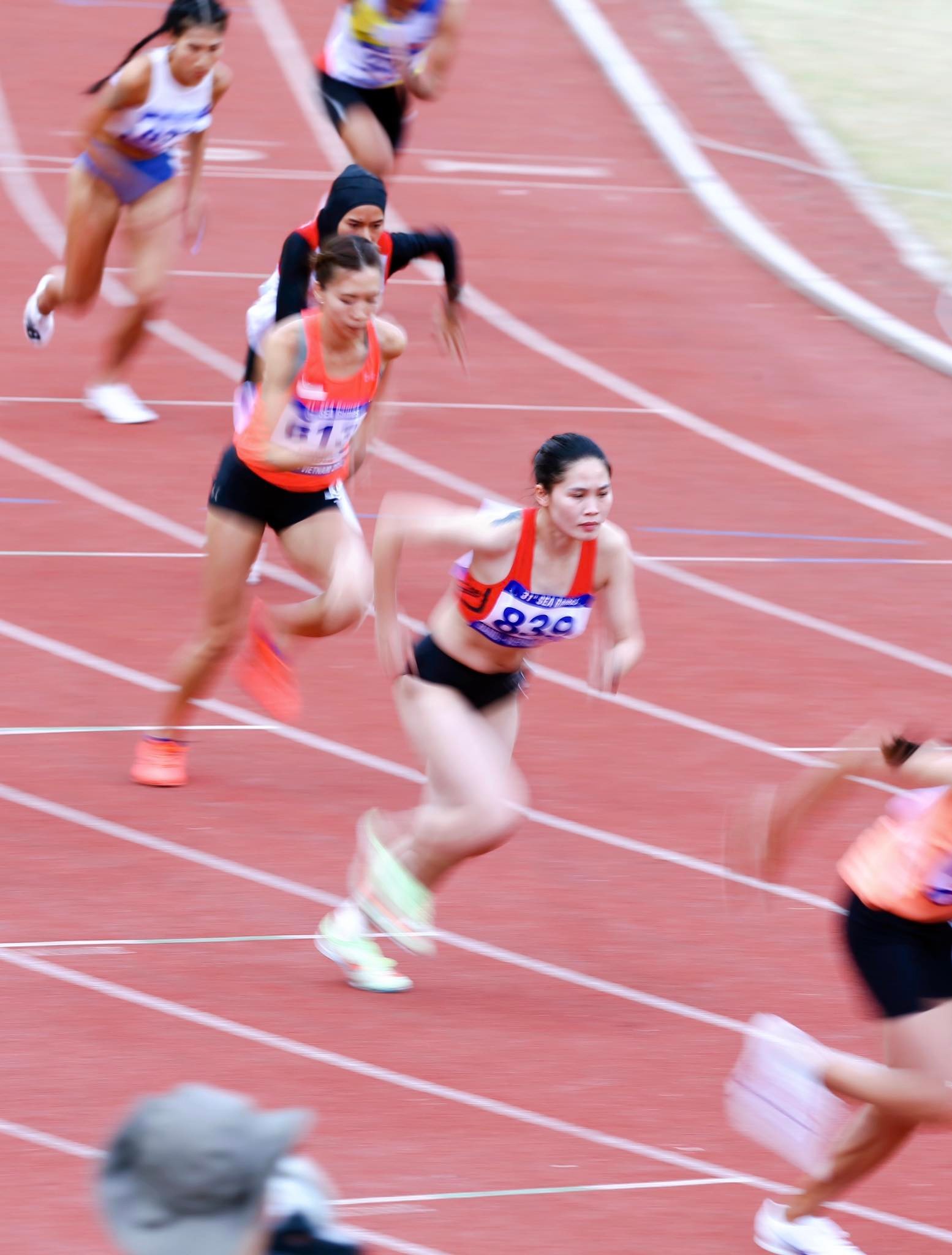 SEA Games 31: Người đẹp điền kinh bị chấn thương vẫn r&aacute;ng ho&agrave;n th&agrave;nh đường đua - Ảnh 2.